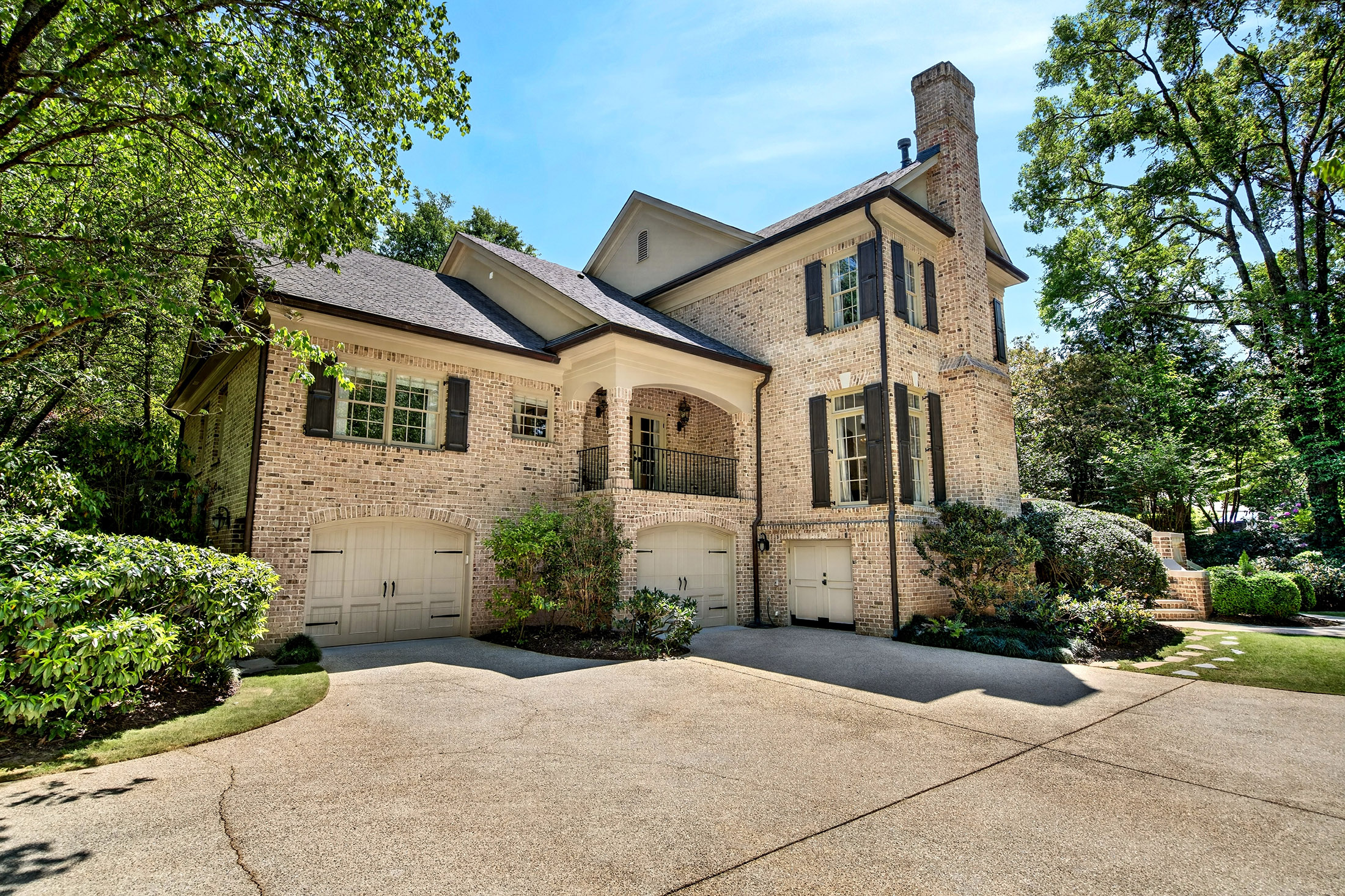  Exceptional Estate with Pool Nestled on 2+/- Private Acres Near Chastain Park - 物件實景