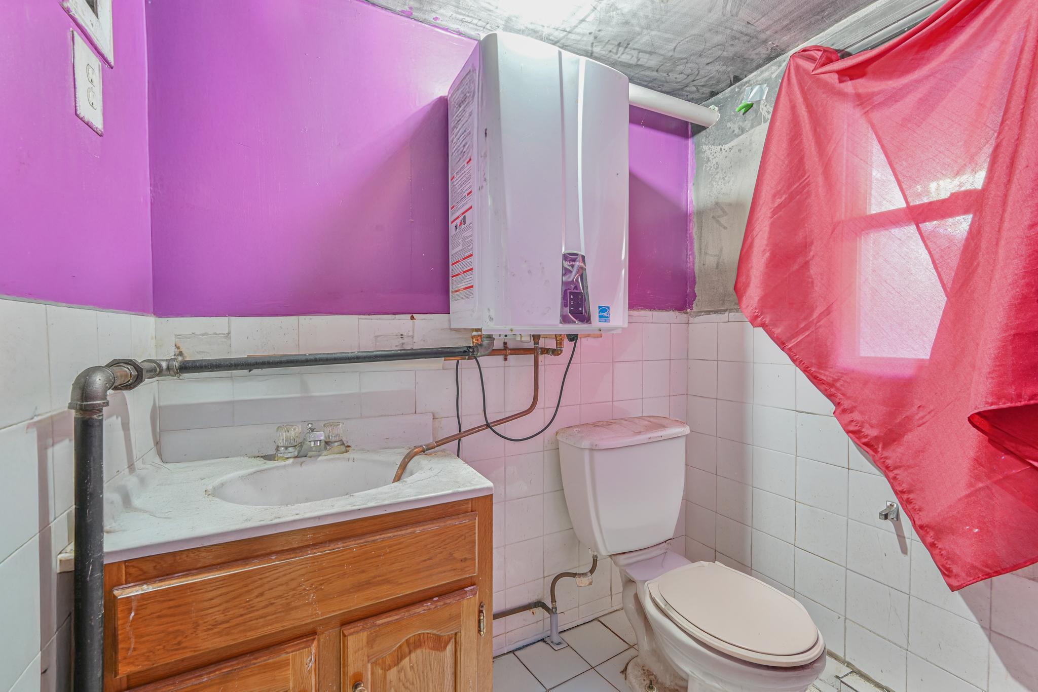 Astoria, New York, 11102, United States, 5 Bedrooms Bedrooms, ,2 BathroomsBathrooms,Residential,For Sale,1895172