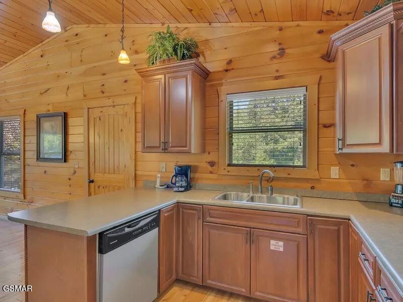 Gatlinburg, Tennessee, 37738, United States, 3 Bedrooms Bedrooms, ,3 BathroomsBathrooms,Residential,For Sale,2005434