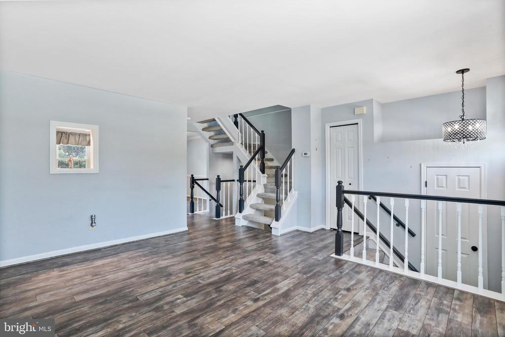 Sterling, Virginia, 20164, United States, 2 Bedrooms Bedrooms, ,3 BathroomsBathrooms,Residential,For Sale,2015095