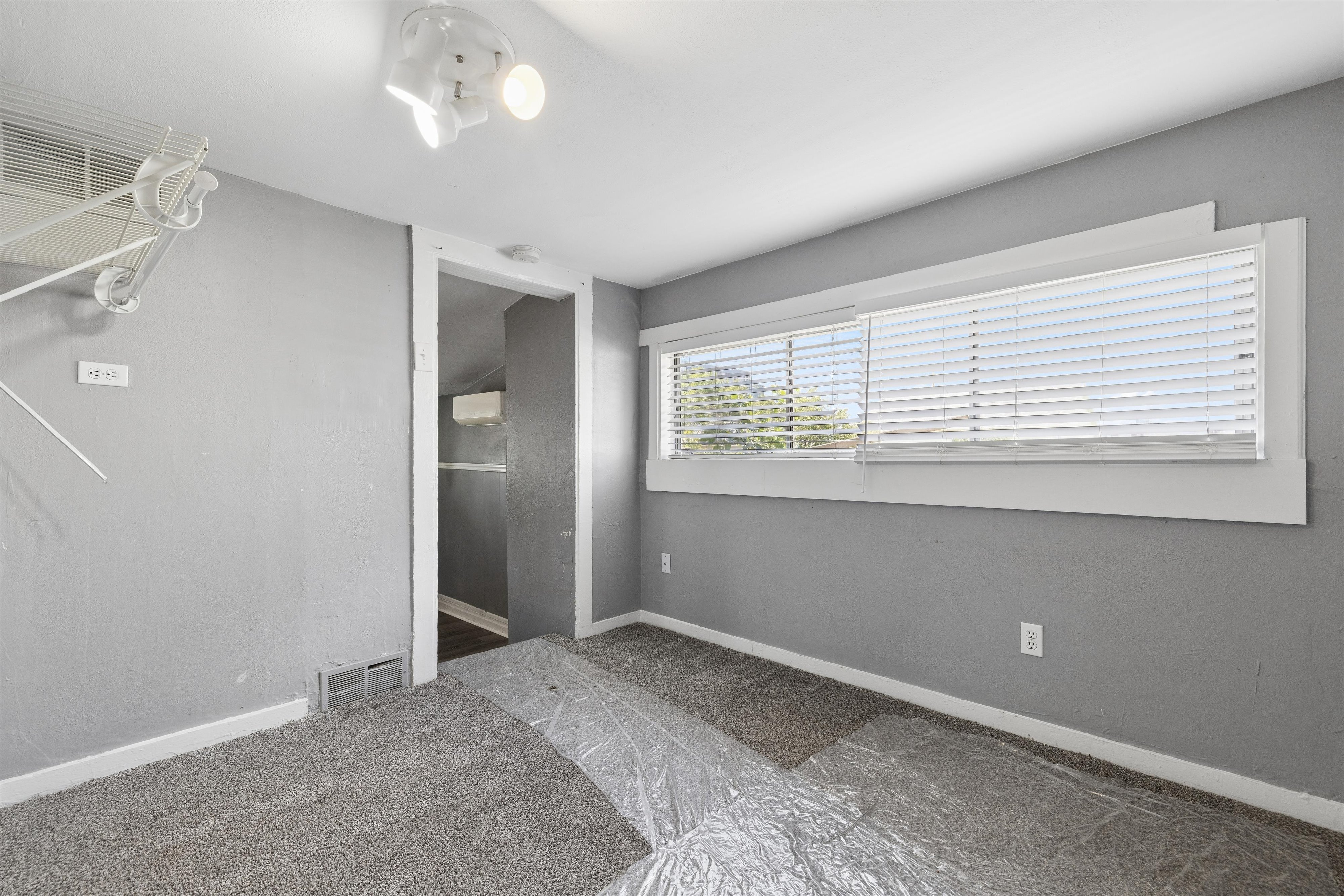 A rare opportunity to own a three-unit residential income property designed for - 物件實景