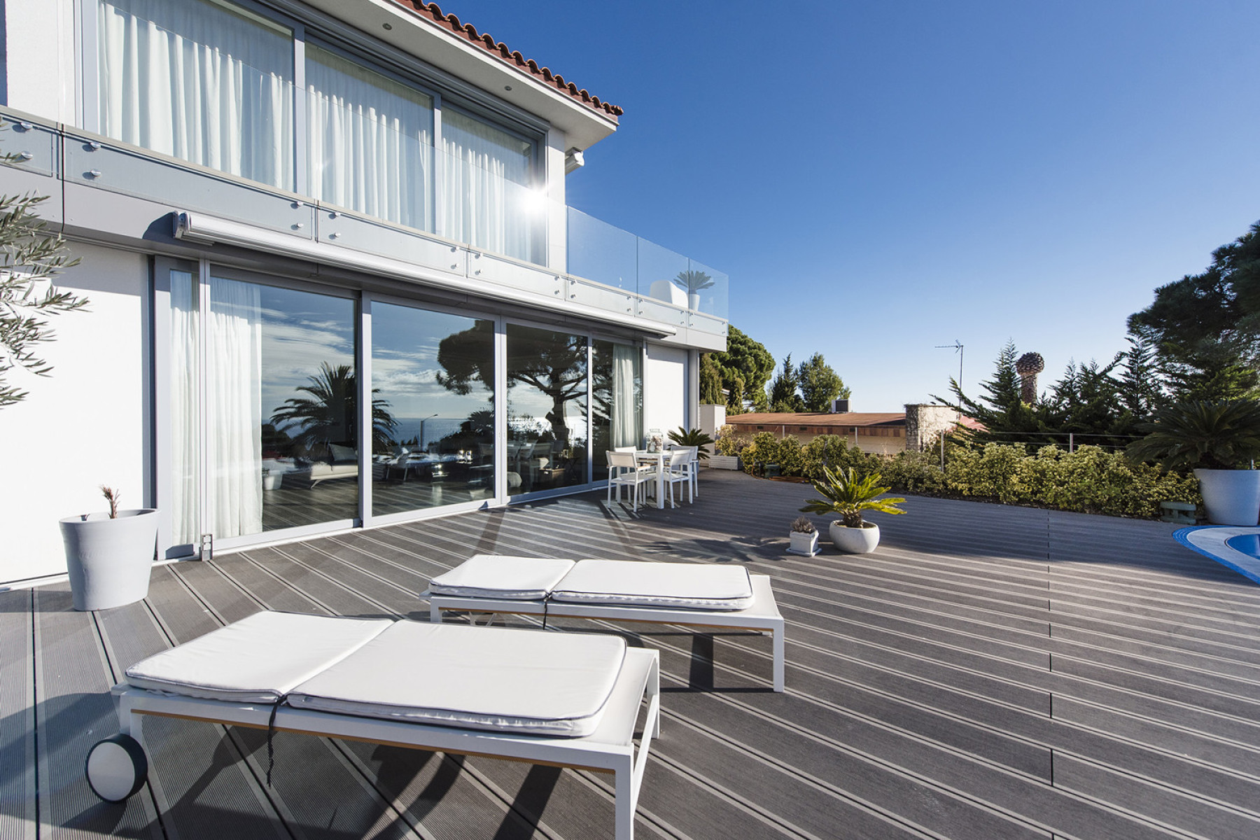 Modern house with sea views 