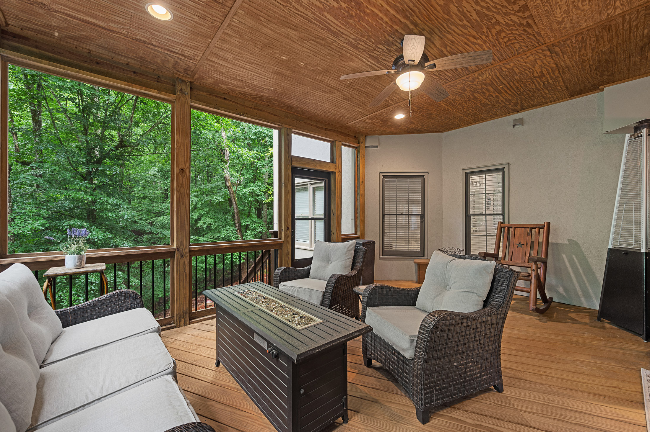  European-inspired Estate Tucked on Nearly Two Acres on Quiet Cul-de-sac - 物件實景
