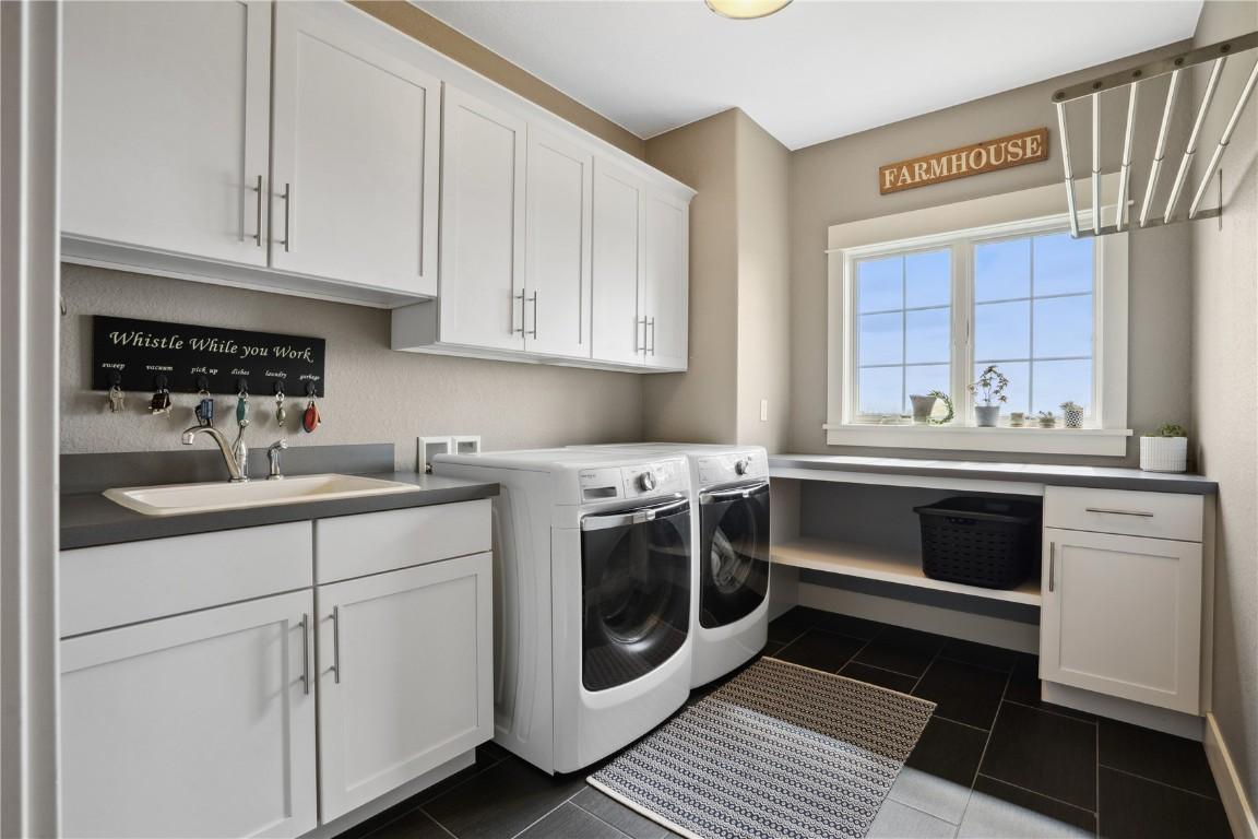 Vinton, Iowa, 52349, United States, 5 Bedrooms Bedrooms, ,6 BathroomsBathrooms,Residential,For Sale,1980405