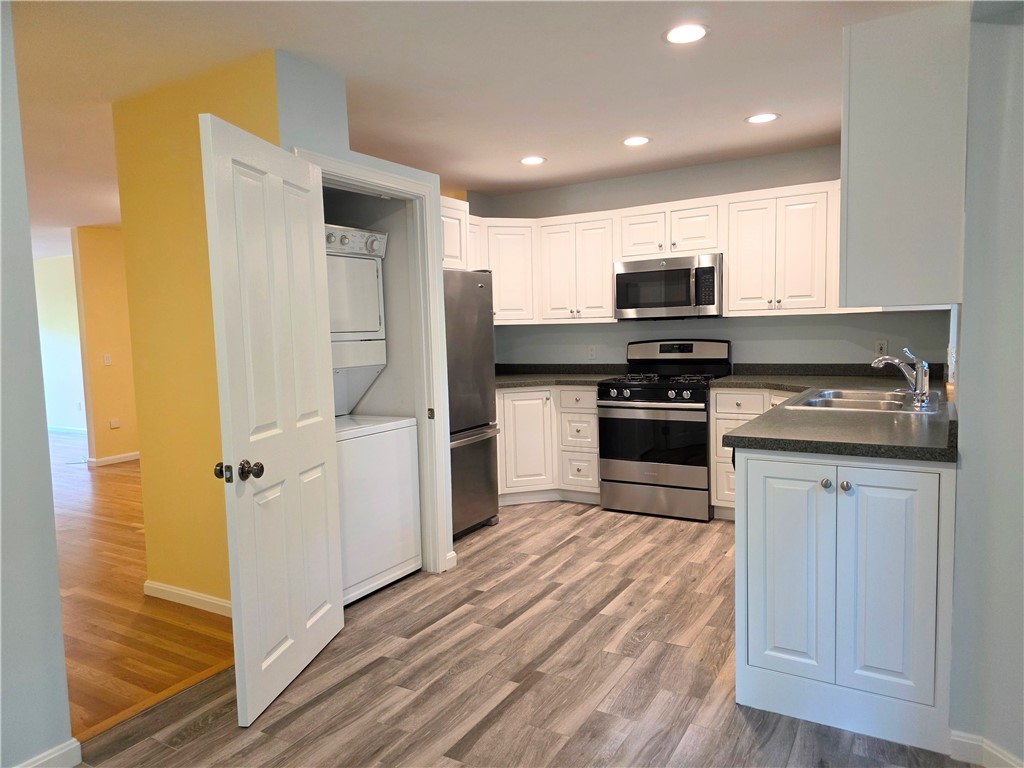Cranston, Rhode Island, 02920, United States, 2 Bedrooms Bedrooms, ,3 BathroomsBathrooms,Residential,For Sale,1913693