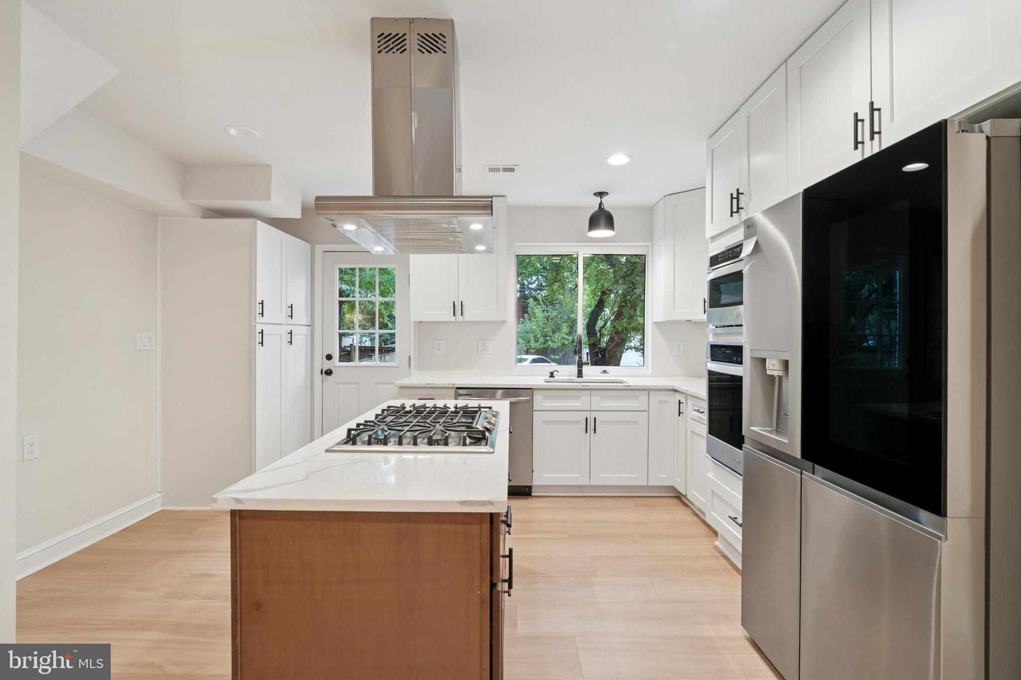 Alexandria, Virginia, 22305, United States, 2 Bedrooms Bedrooms, ,2 BathroomsBathrooms,Residential,For Sale,1944673