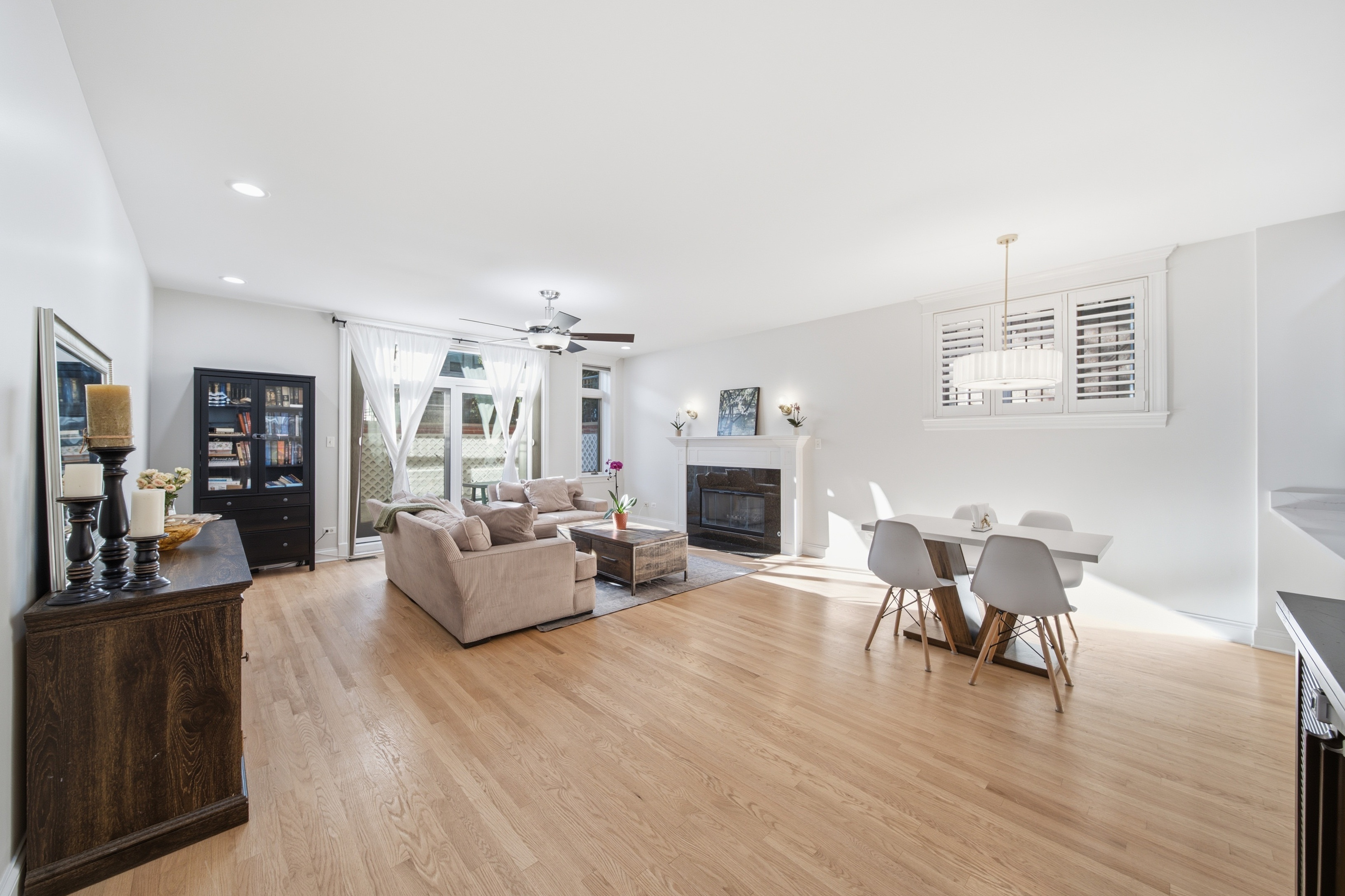  Condo Set on a Beautiful Tree-lined, One-way Street in the Heart of Lakeview - 物件實景