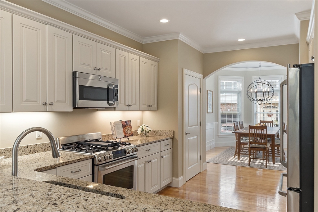 Lynnfield, Massachusetts, 01940, United States, 2 Bedrooms Bedrooms, ,3 BathroomsBathrooms,Residential,For Sale,1991893