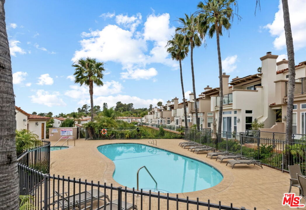 Malibu, California, 90265, United States, 2 Bedrooms Bedrooms, ,3 BathroomsBathrooms,Residential,For Sale,1902662