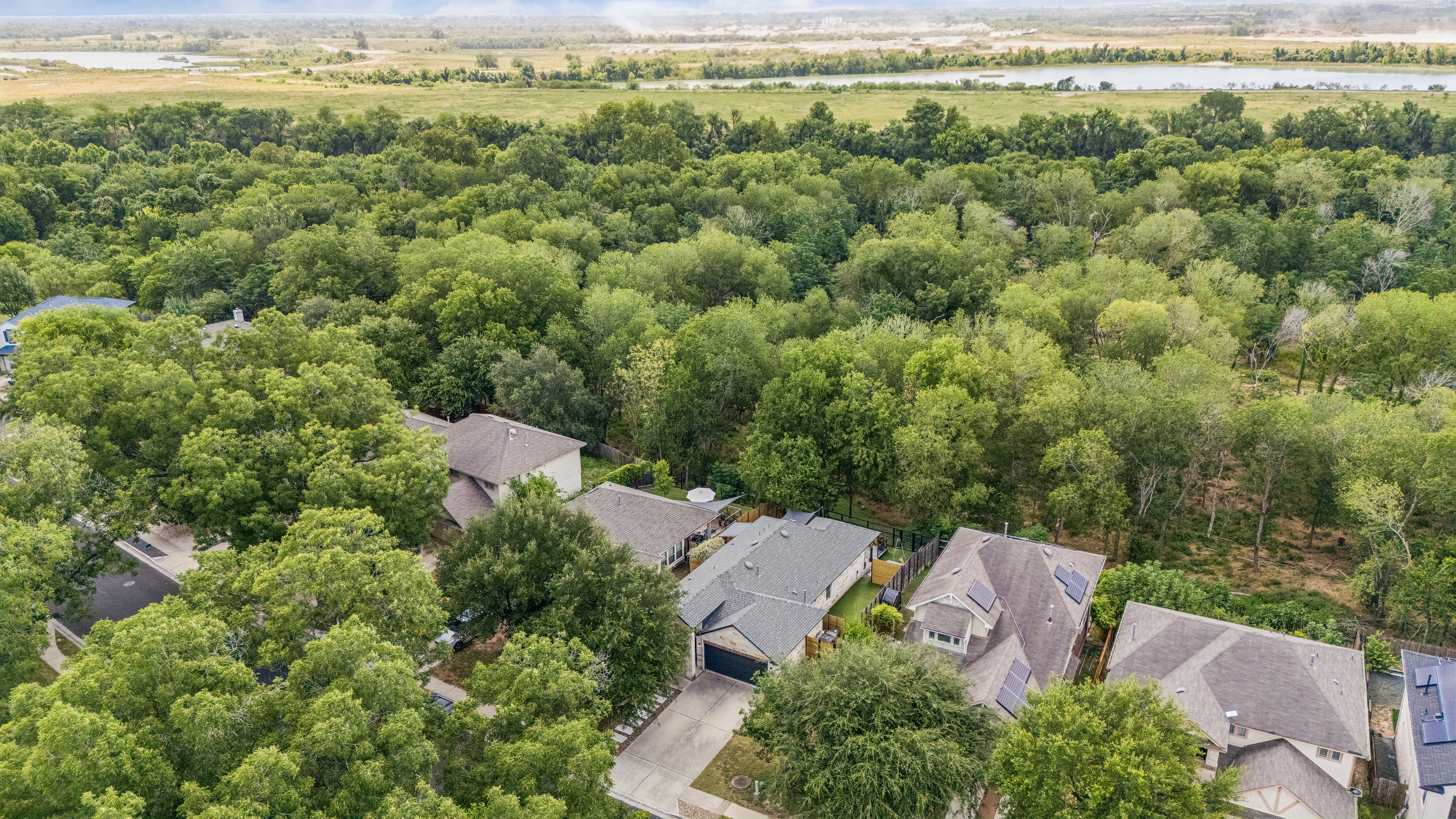  Single-Story Retreat Backing to Greenbelt in Knollwood on the Colorado River - 物件實景