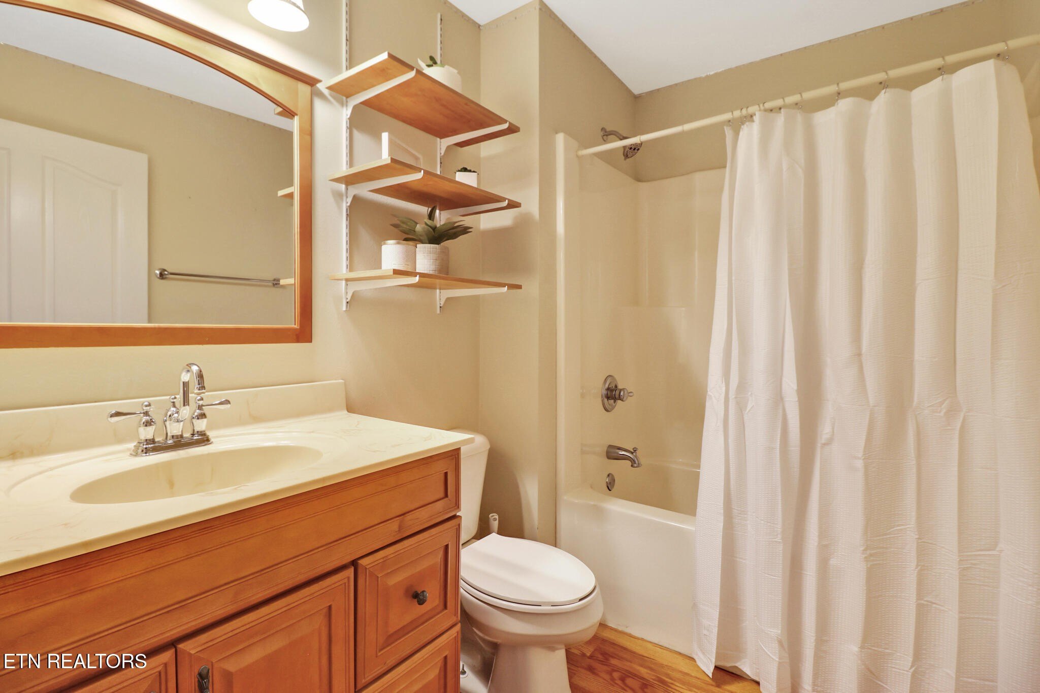 Crossville, Tennessee, 38572, United States, 2 Bedrooms Bedrooms, ,3 BathroomsBathrooms,Residential,For Sale,1998694