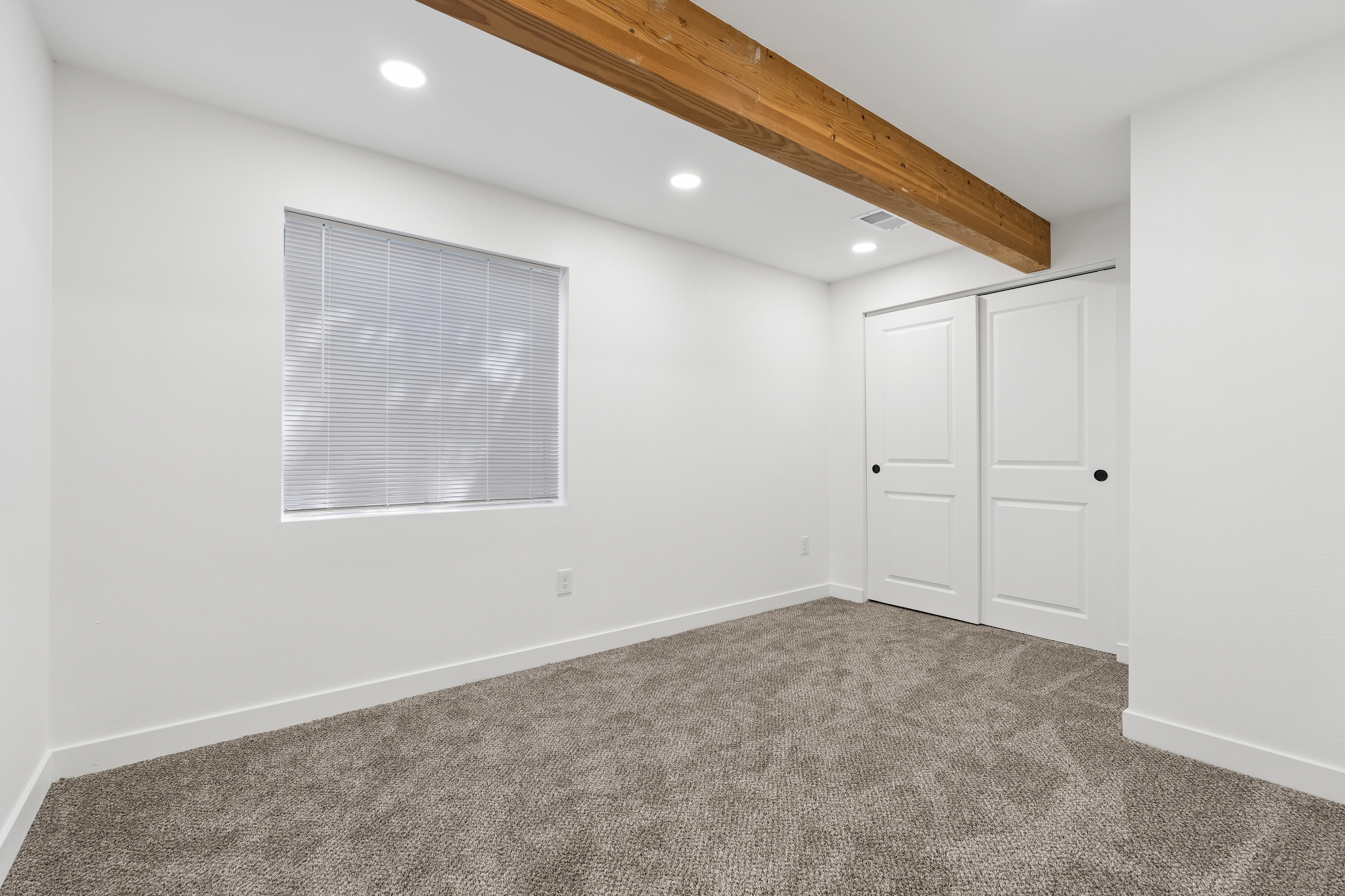  Completely reimagined, refreshed, and ready, this charming home on quiet street - 物件實景
