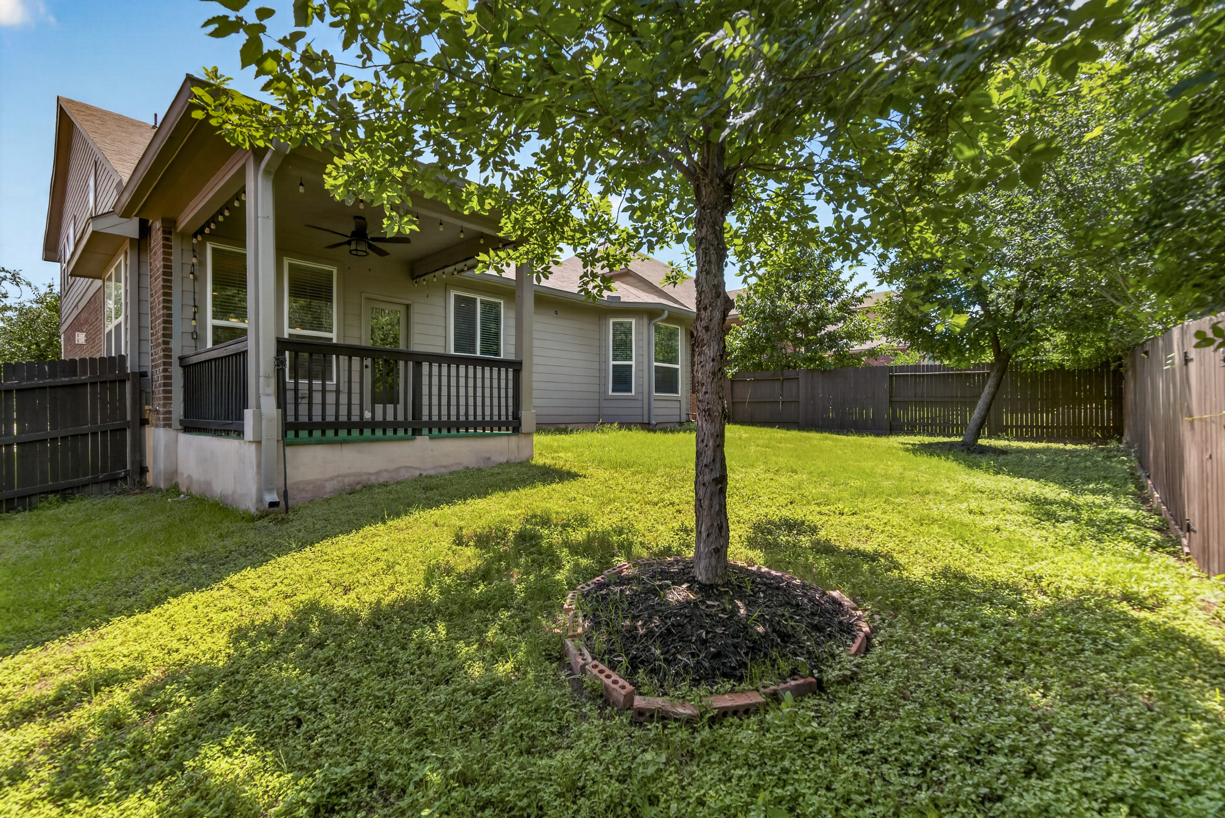  Stunning 5-Bedroom Home with Balcony and Game Room - 物件實景