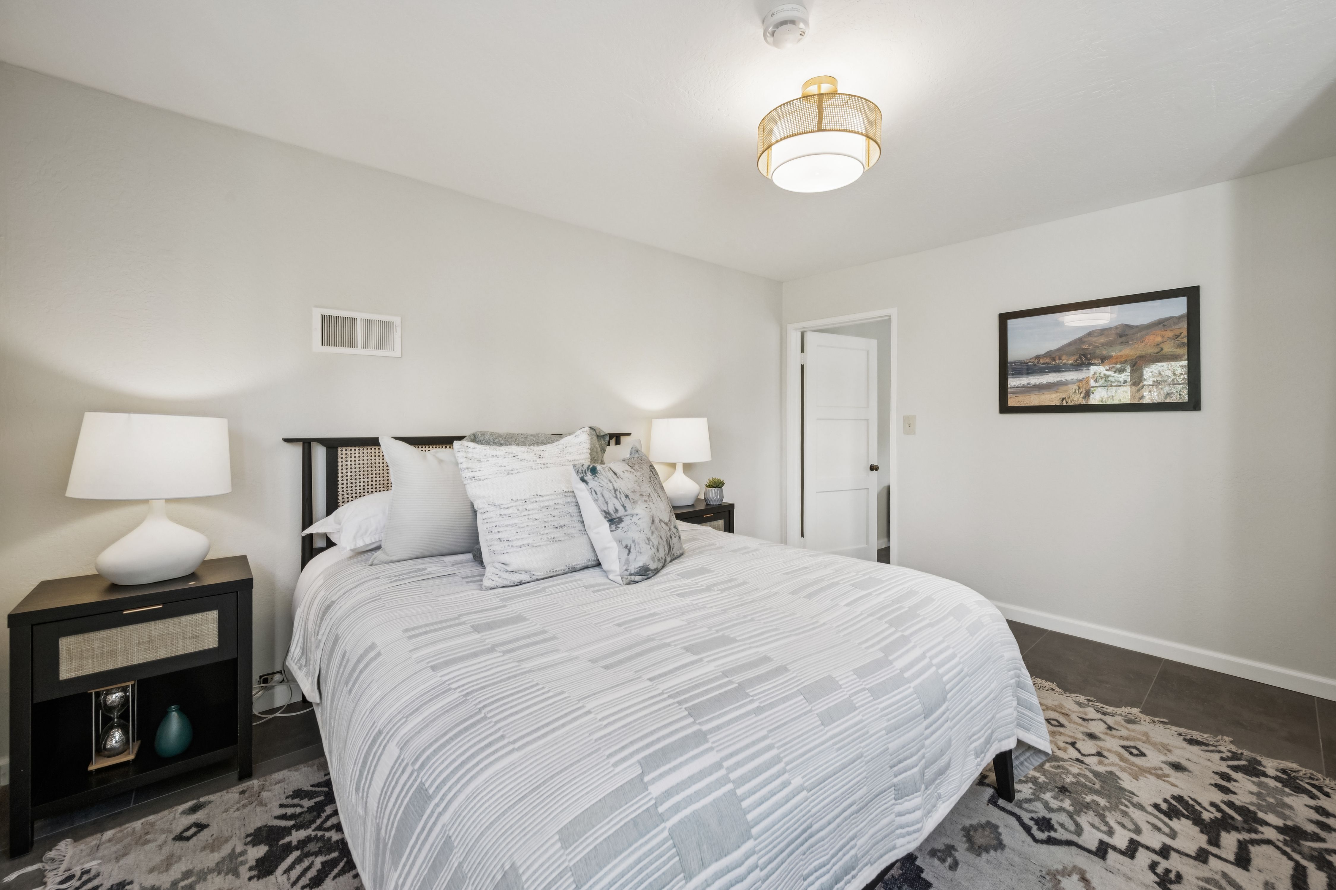  Spacious Corner-Lot Residence Offering Flexible Living Near Lake Merritt - 物件實景