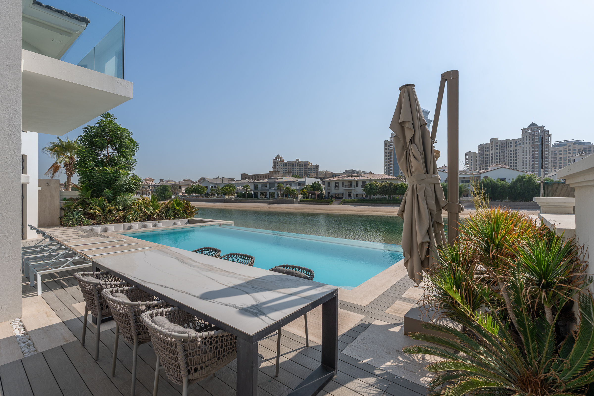  Upgraded Atrium Entry with Skyline View - 物件實景