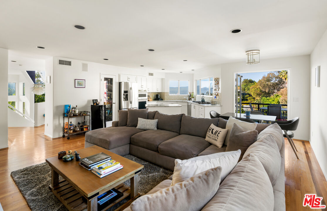 Los Angeles, California, 90068, United States, 3 Bedrooms Bedrooms, ,3 BathroomsBathrooms,Residential,For Sale,1913161