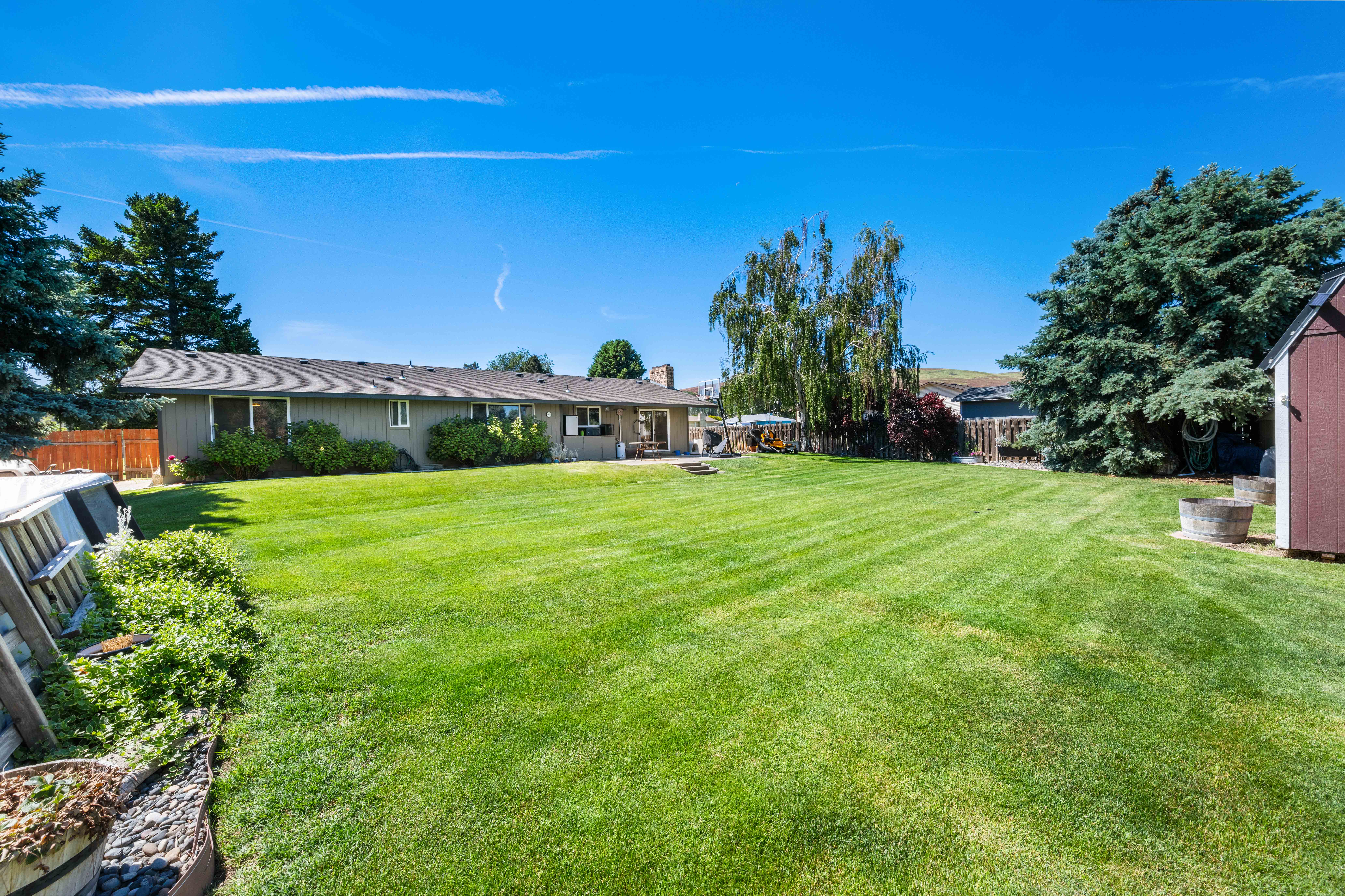  Welcome to this Charming 1-Story Home Situated On a Generous .35 Acre Lot - 物件實景