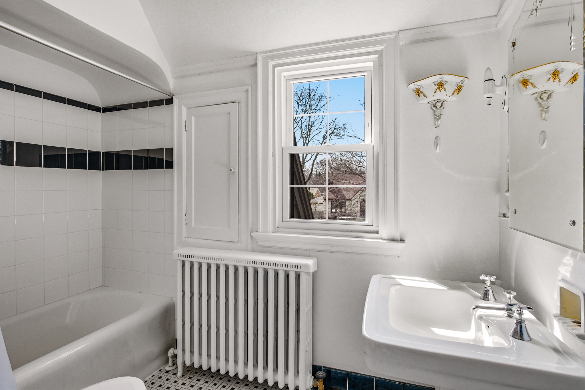  Timeless Tudor in Story Hill - 物件實景