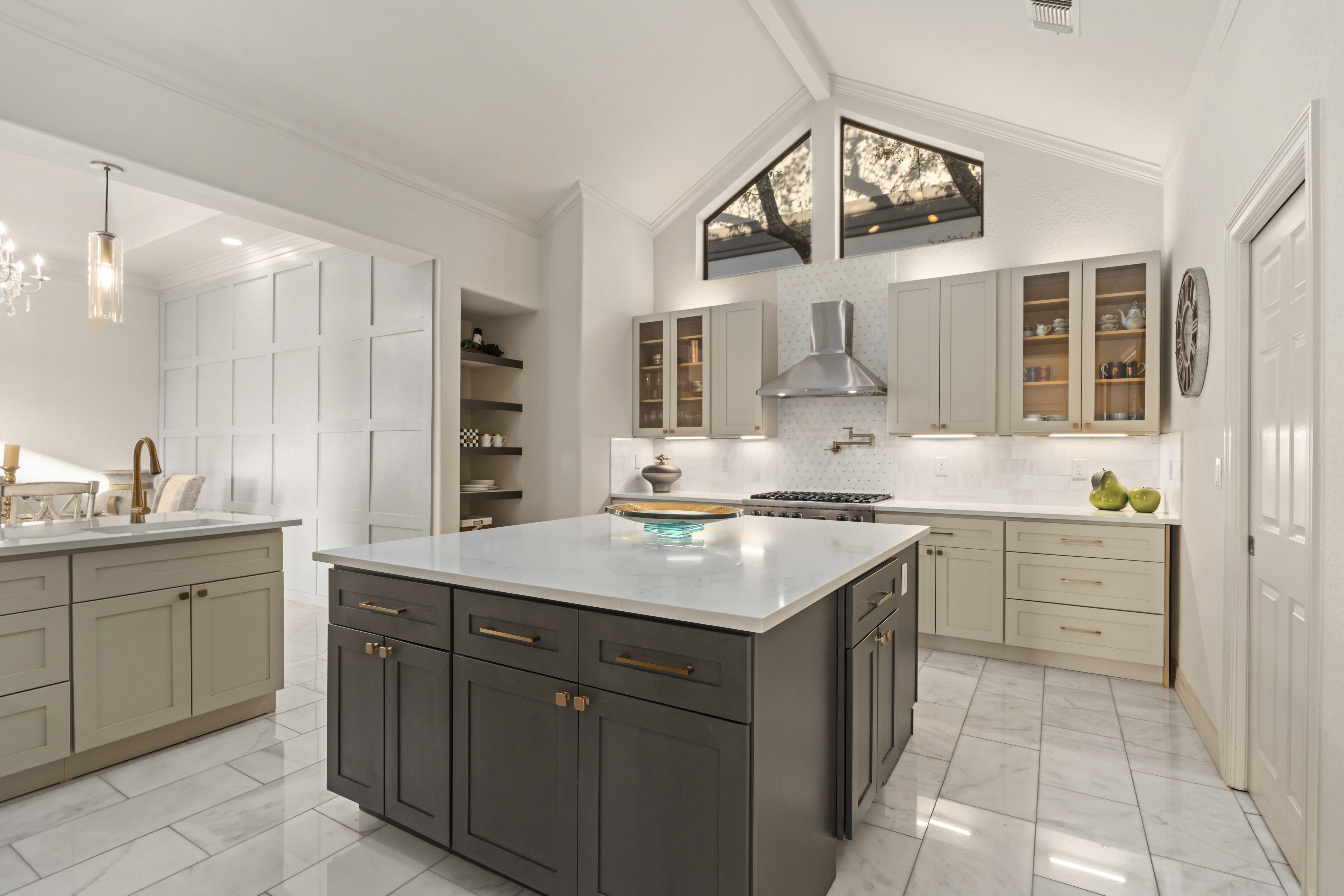  Updated Home with Captivating Interior Features - 物件實景