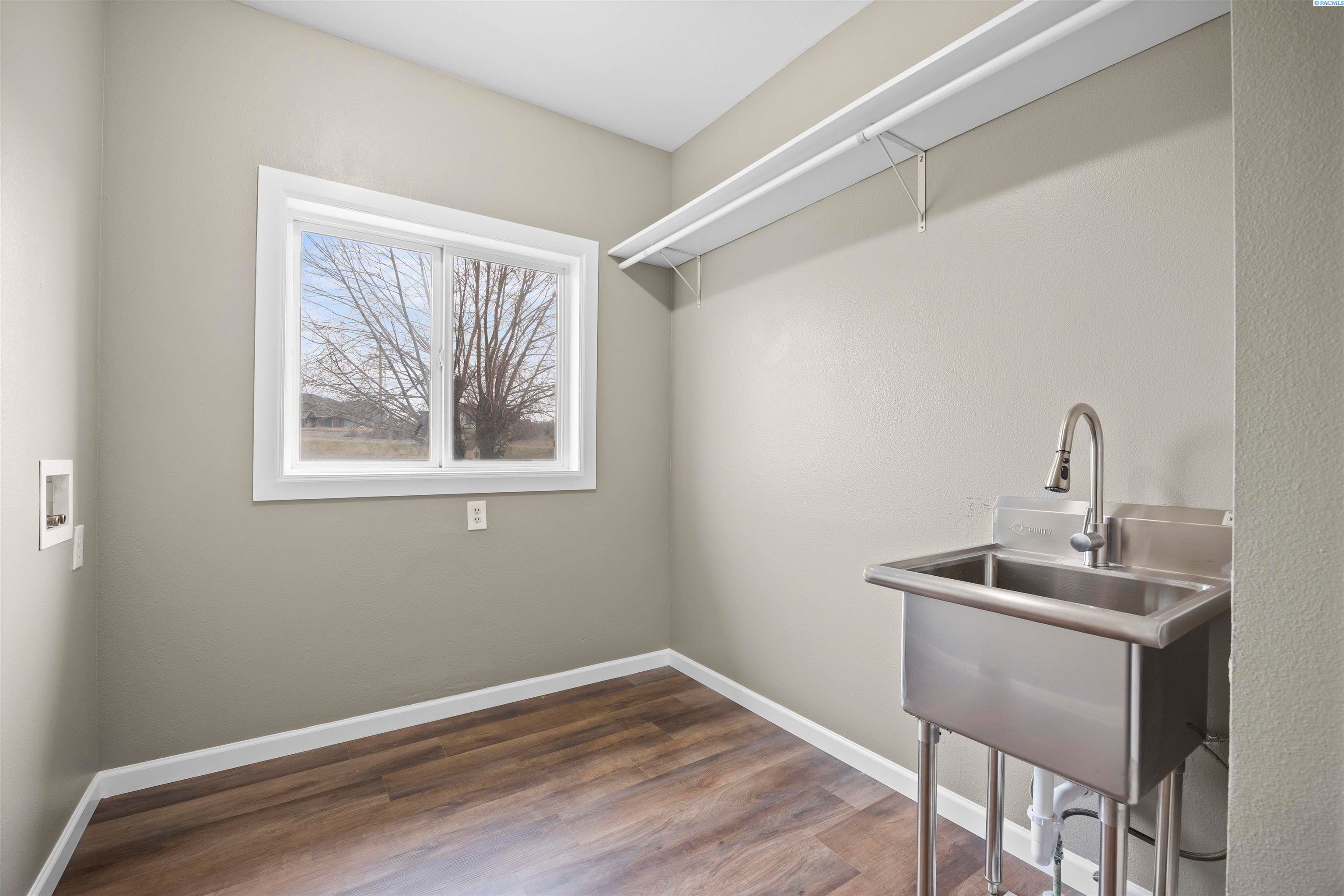 West Richland, Washington, 99353, United States, 5 Bedrooms Bedrooms, ,3 BathroomsBathrooms,Residential,For Sale,2020893