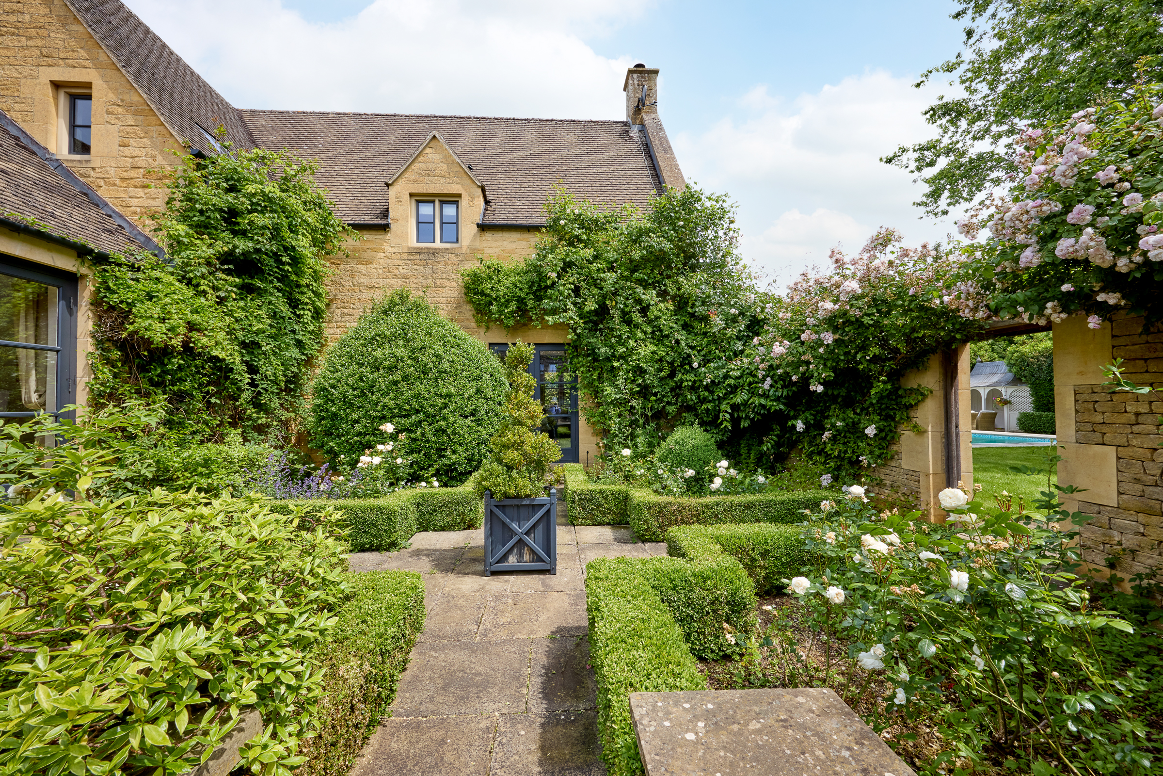  A Complete Cotswold Estate in One of Gloucestershire