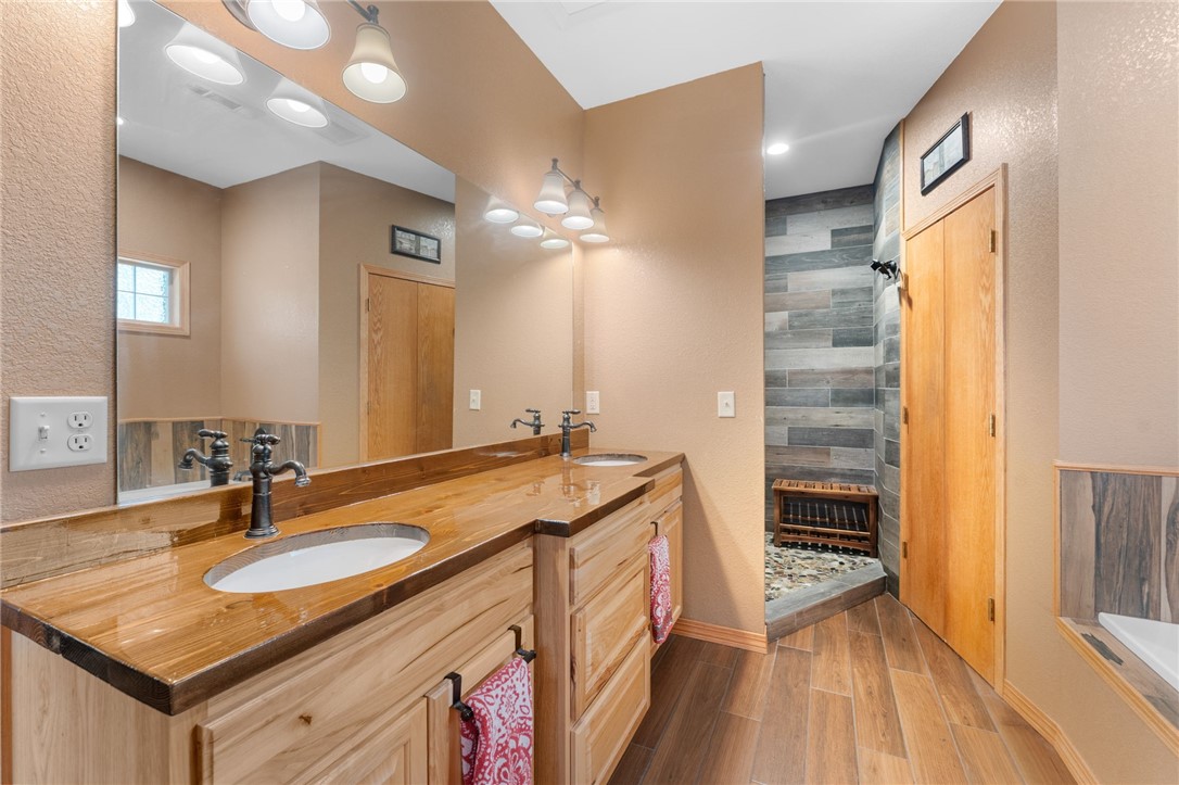 Bella Vista, Arkansas, 72715, United States, 3 Bedrooms Bedrooms, ,4 BathroomsBathrooms,Residential,For Sale,1942252