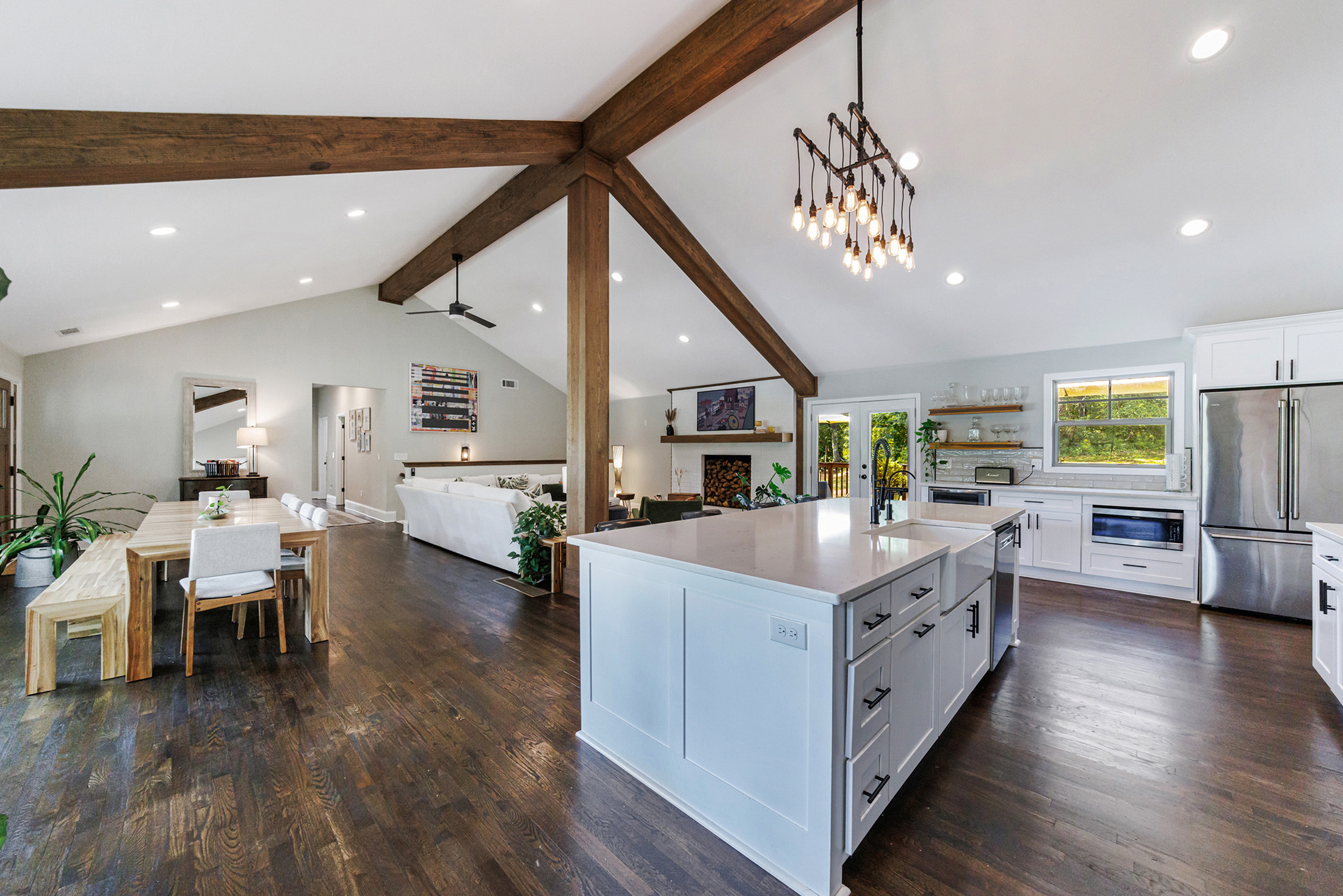  Stunning Fully Renovated Oasis on 2.4+/- Acres - 物件實景