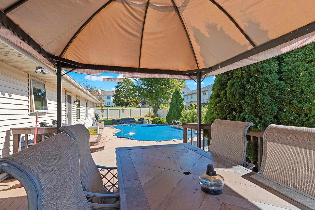 GREEN BAY, Wisconsin, 54302, United States, 3 Bedrooms Bedrooms, ,4 BathroomsBathrooms,Residential,For Sale,1818314