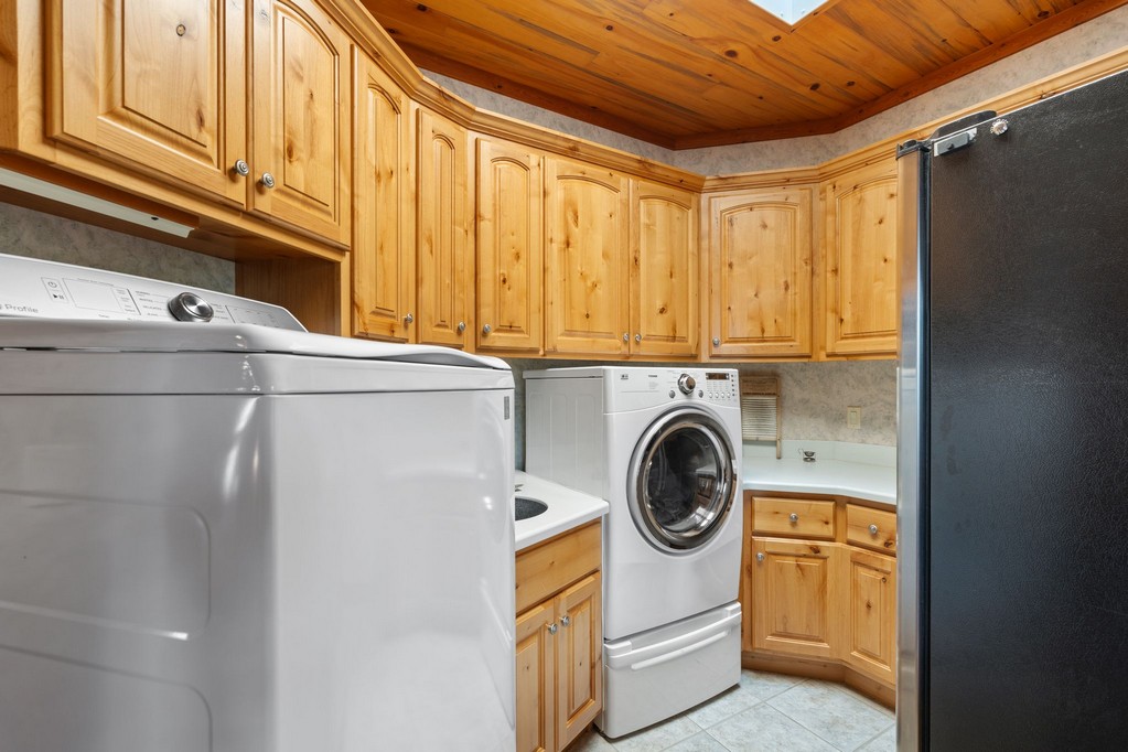 Bonners Ferry, Idaho, 83805, United States, 3 Bedrooms Bedrooms, ,4 BathroomsBathrooms,Residential,For Sale,1984473