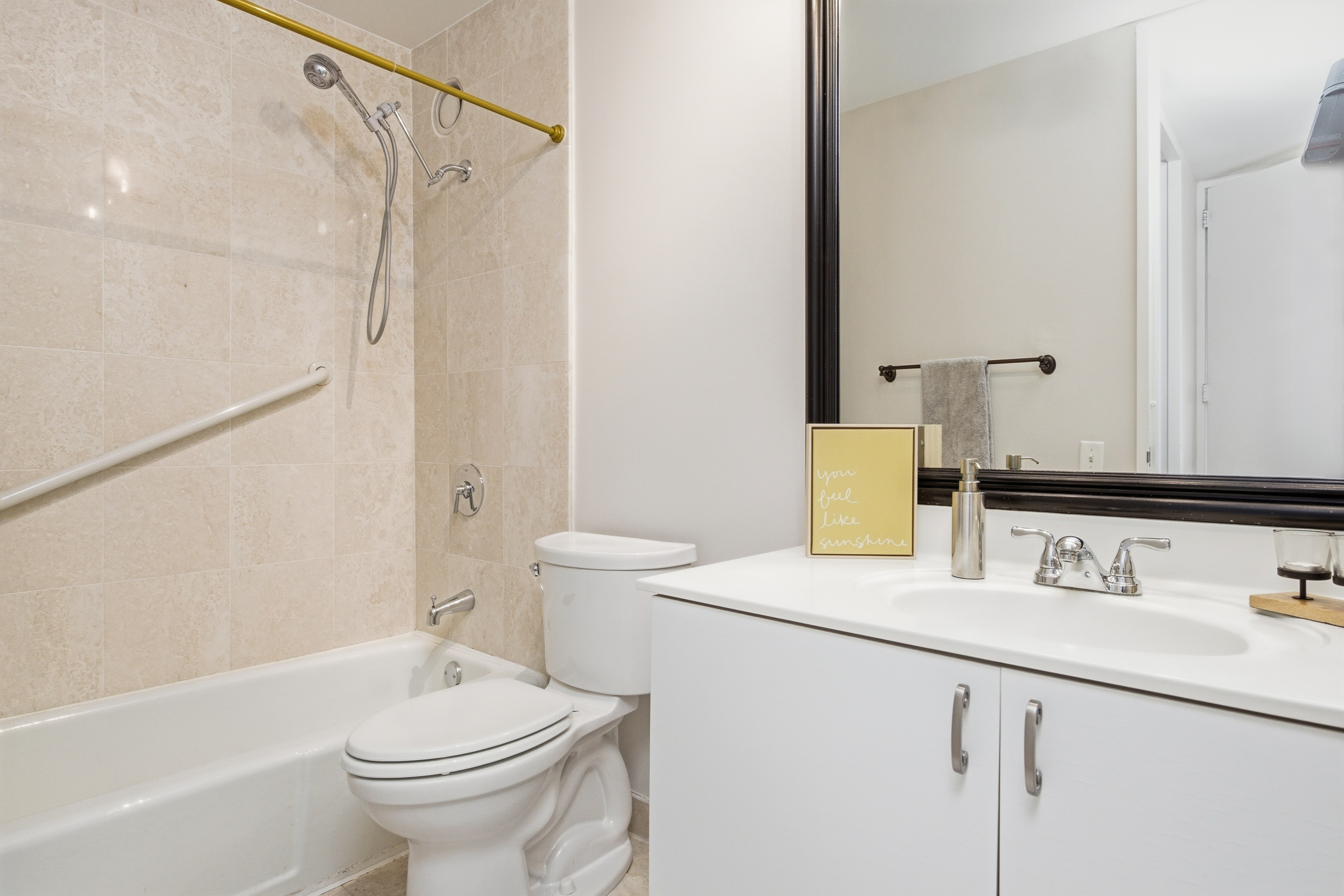  Spectacular 2-bedroom, 2-bath Corner Residence Perched High Above Lincoln Park - 物件實景