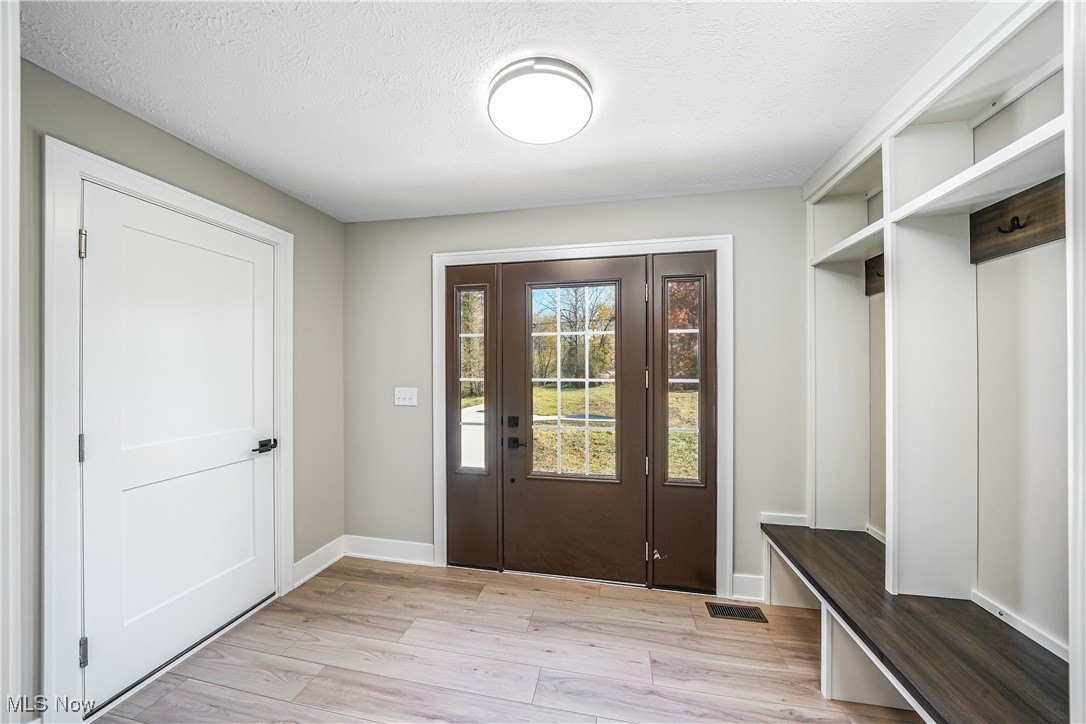 Aurora, Ohio, 44202, United States, 4 Bedrooms Bedrooms, ,4 BathroomsBathrooms,Residential,For Sale,1988117