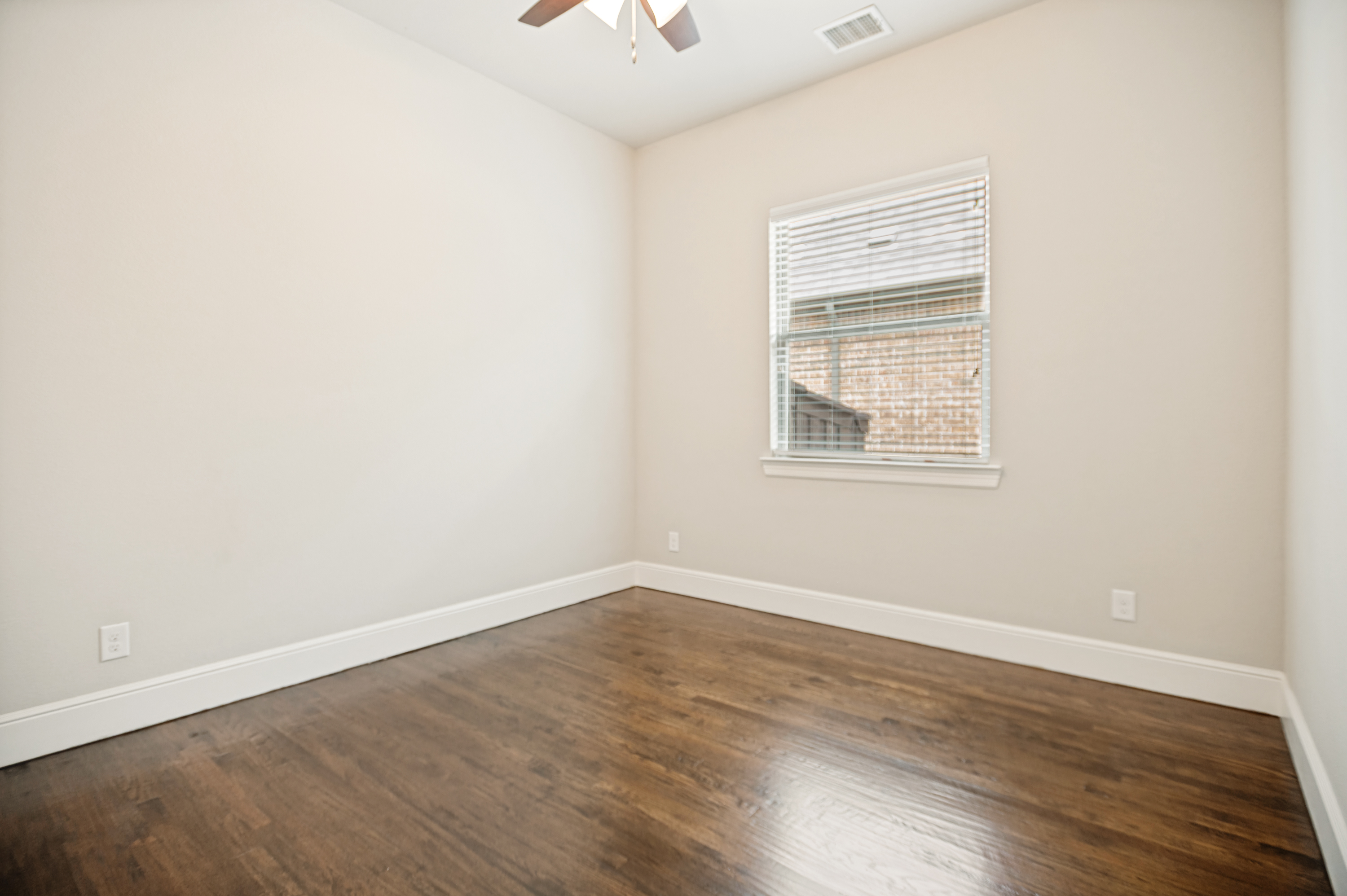  Beautiful One-Story Home is Refreshed and Move-in Ready - 物件實景