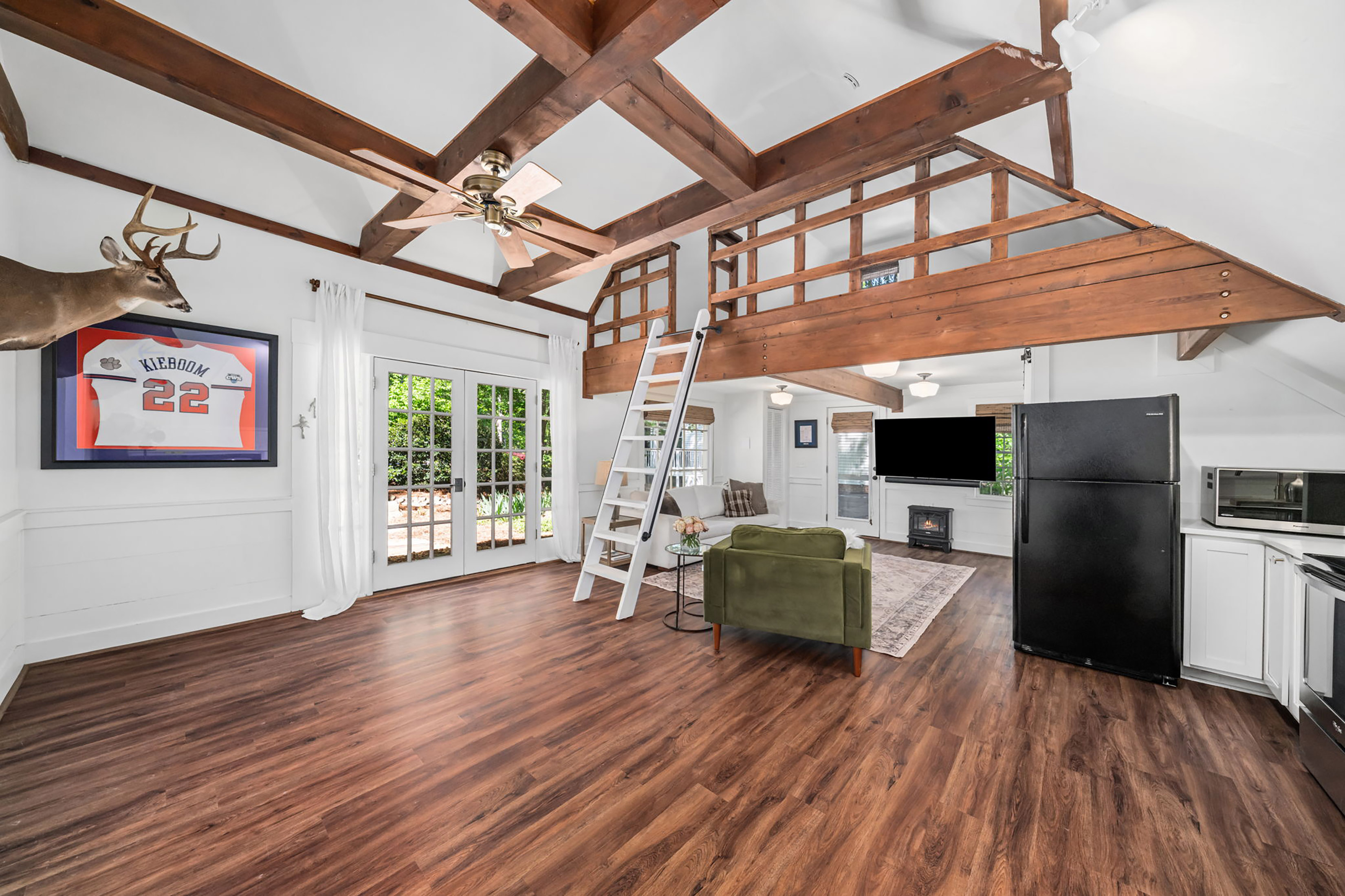  Live Timeless in Coveted Farmhouse on 4+ Private Gated Acres In Roswell - 物件實景