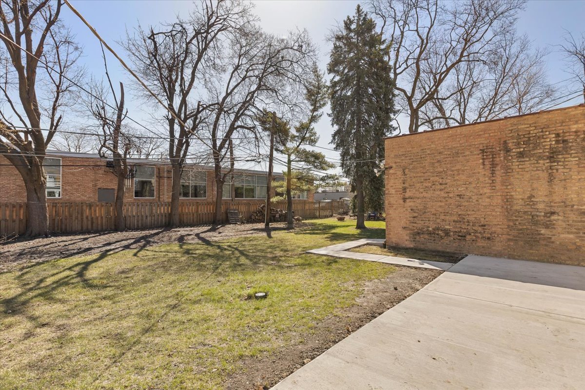 Lincolnwood, Illinois, 60712, United States, 3 Bedrooms Bedrooms, ,2 BathroomsBathrooms,Residential,For Sale,1900722