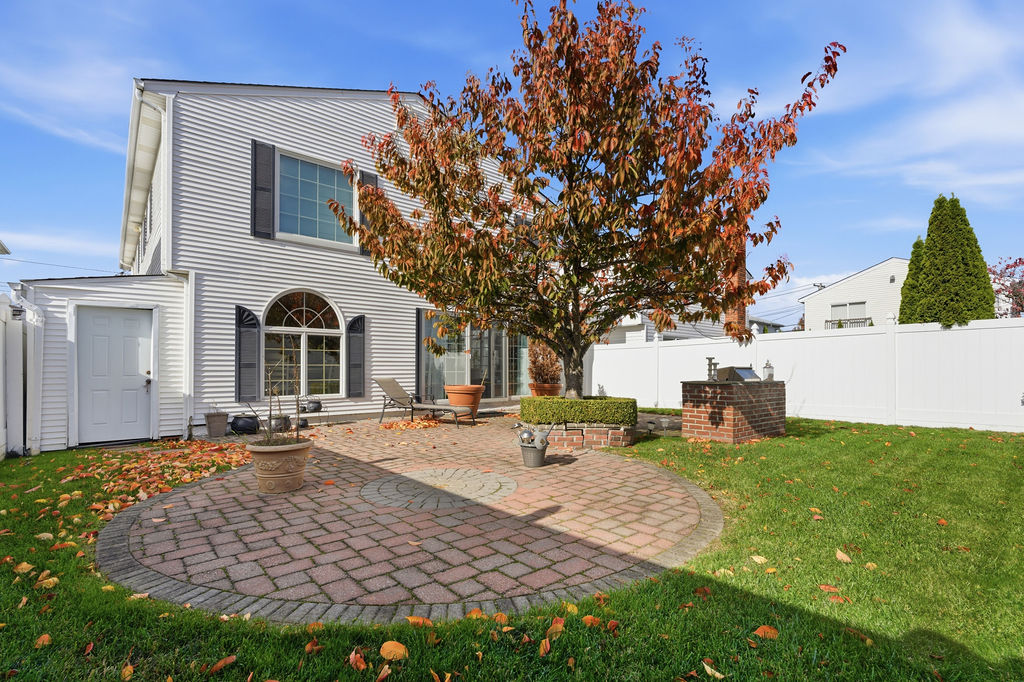 Howard Beach, New York, 11414, United States, 4 Bedrooms Bedrooms, ,3 BathroomsBathrooms,Residential,For Sale,1992466