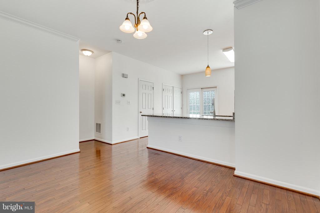 Chantilly, Virginia, 20152, United States, 4 Bedrooms Bedrooms, ,3 BathroomsBathrooms,Residential,For Sale,1988850