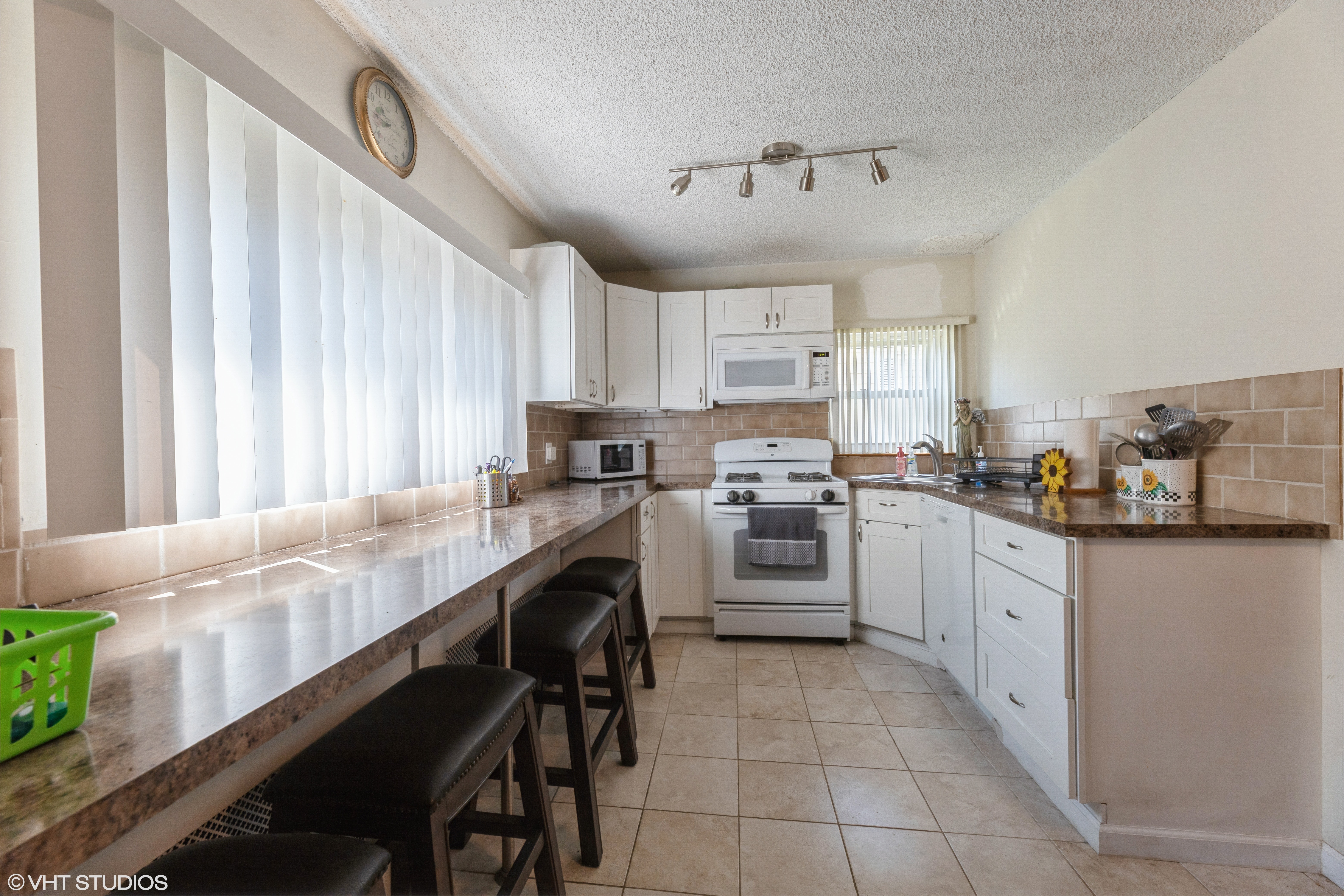 Moonachie, New Jersey, 07074, United States, 5 Bedrooms Bedrooms, ,4 BathroomsBathrooms,Residential,For Sale,1936964