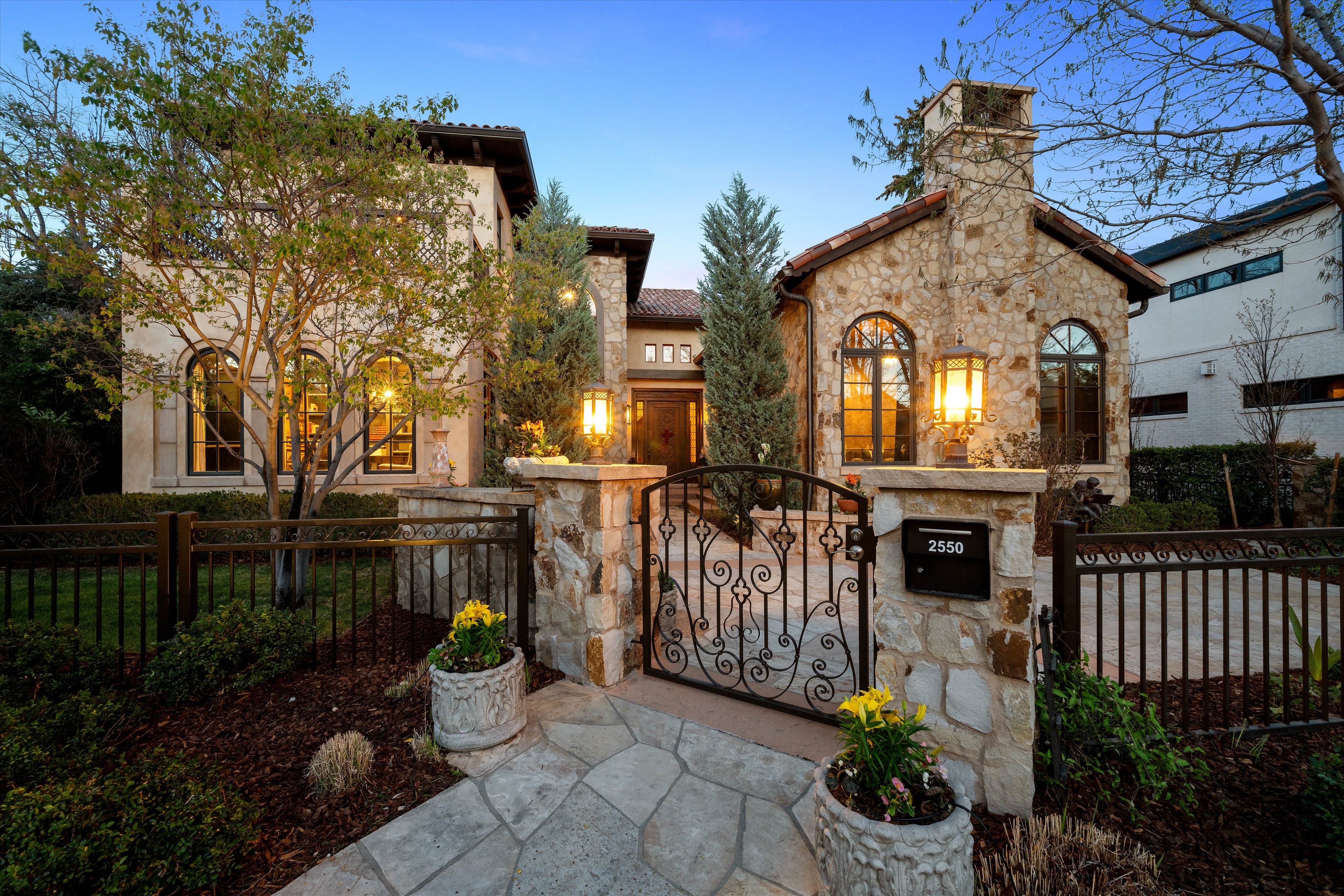  Rare Spanish Colonial Revival Home in One of Observatory Park - 物件實景