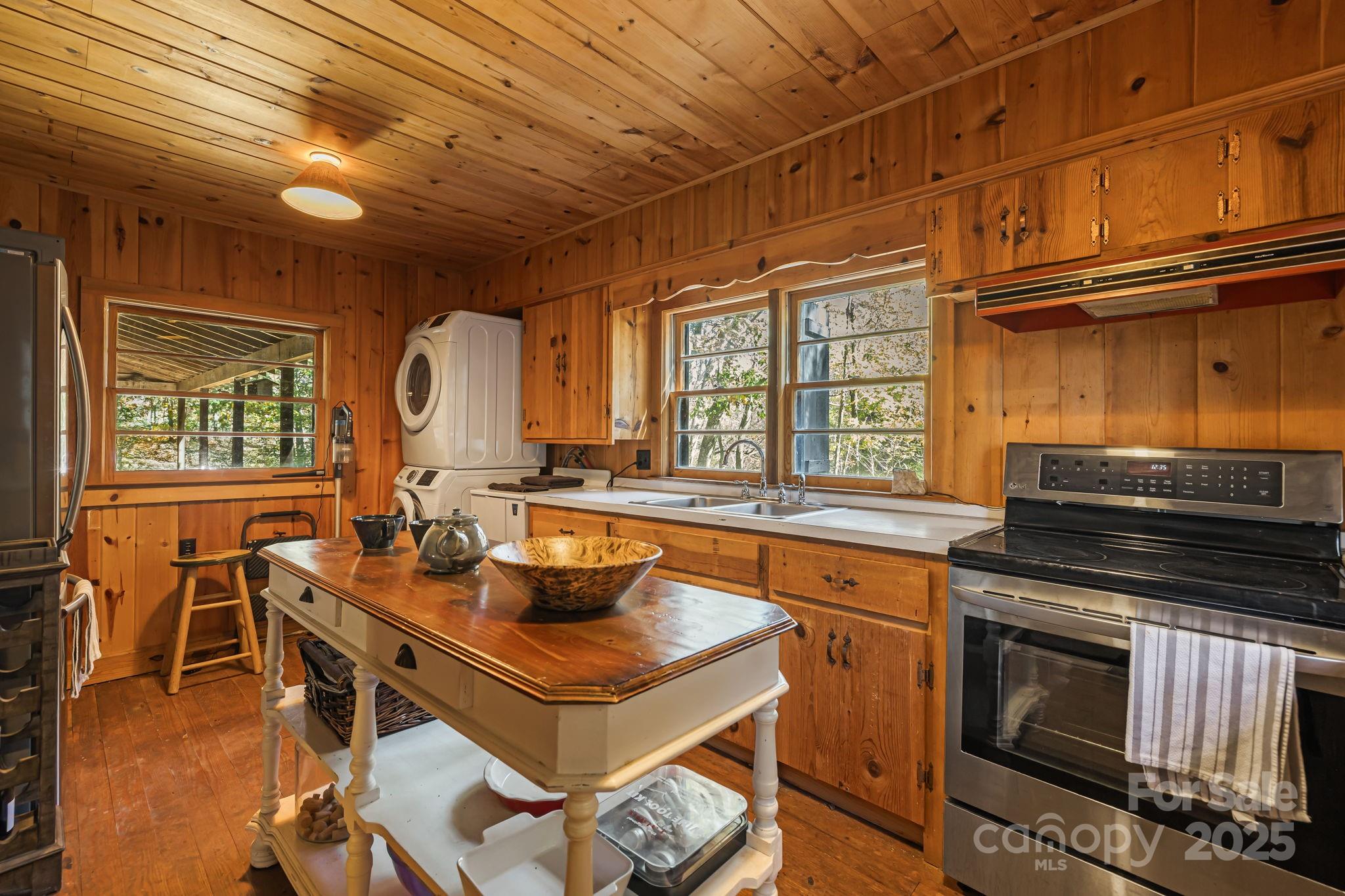 Burnsville, North Carolina, 28714, United States, 3 Bedrooms Bedrooms, ,2 BathroomsBathrooms,Residential,For Sale,1967012