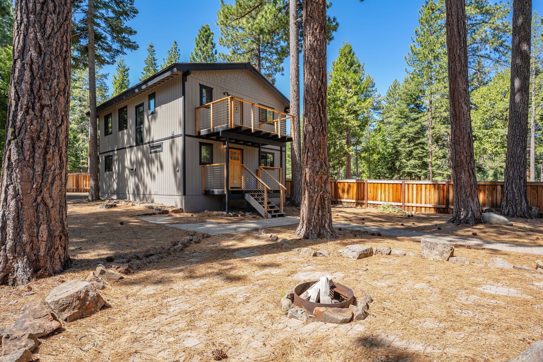  Loved and Cared For West Shore Home with Large Detached Garage and ADU Potential - 物件實景