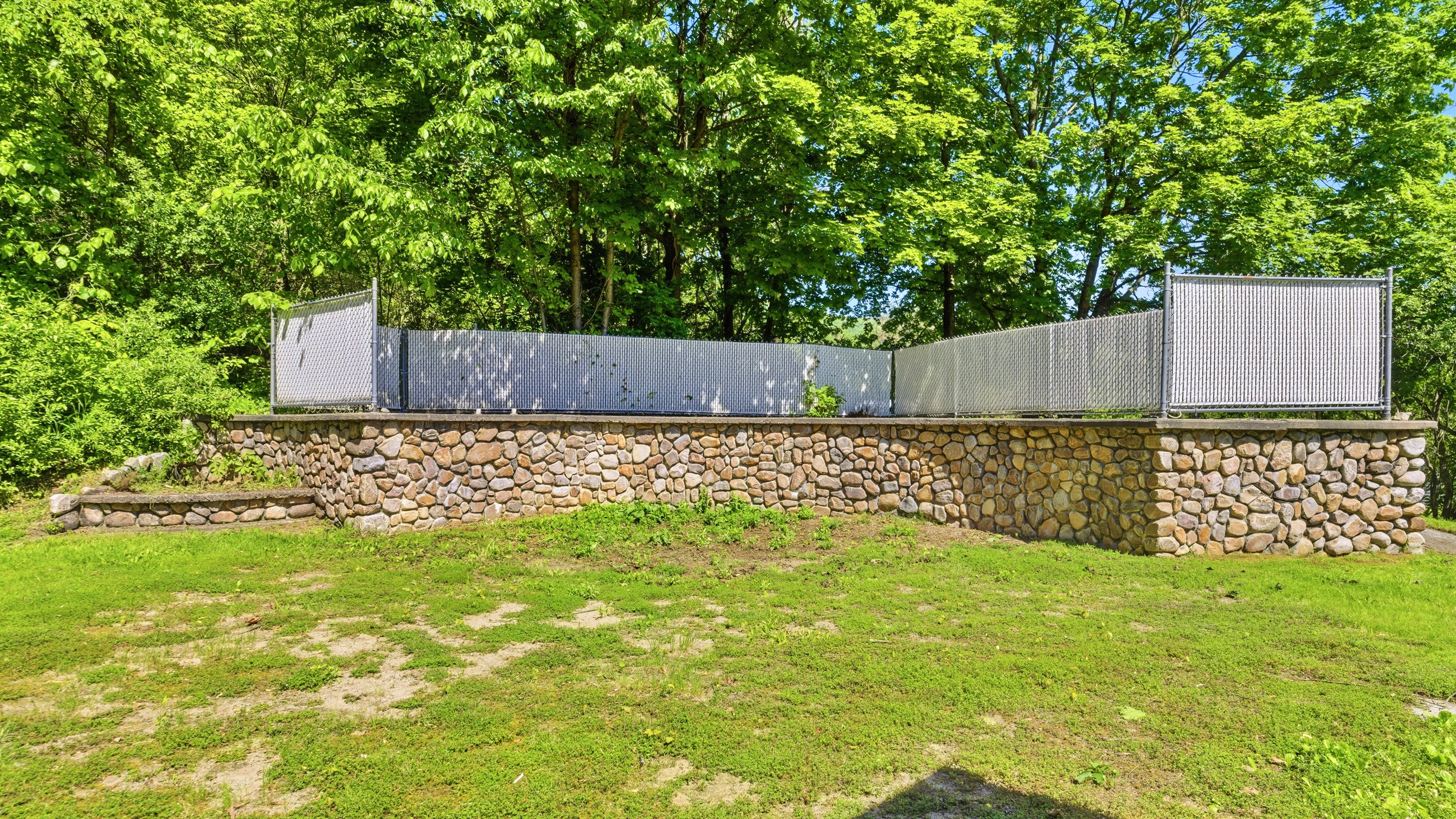  First Time Offered: Well-Maintained Split-Level on a Beautiful Berkshire Lot - 物件實景