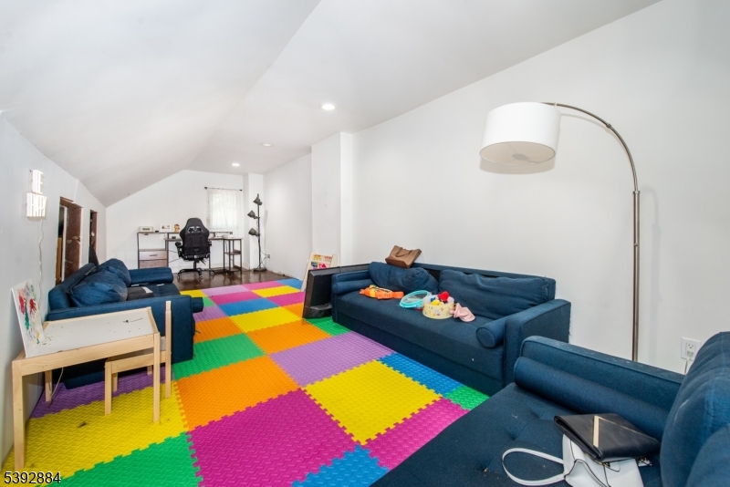 Belleville Twp., New Jersey, 07109, United States, 8 Bedrooms Bedrooms, ,3 BathroomsBathrooms,Residential,For Sale,1989037