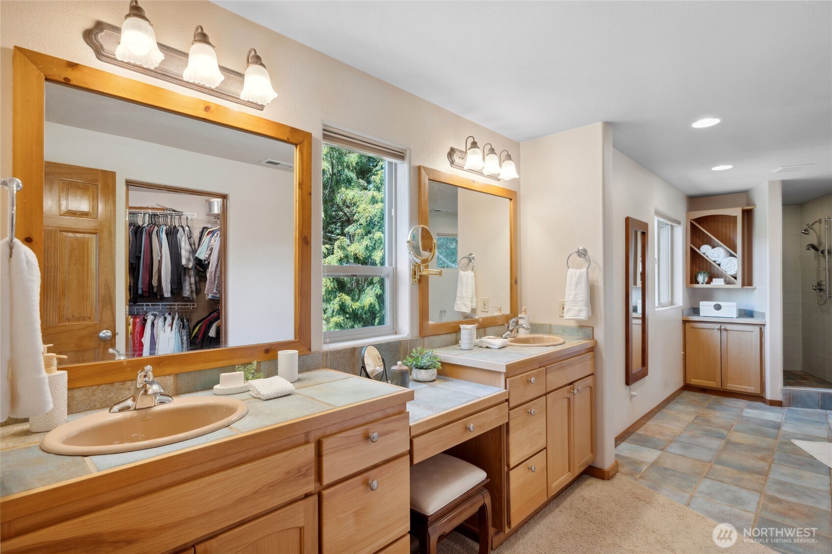 Kirkland, Washington, 98033, United States, 4 Bedrooms Bedrooms, ,2 BathroomsBathrooms,Residential,For Sale,1804621