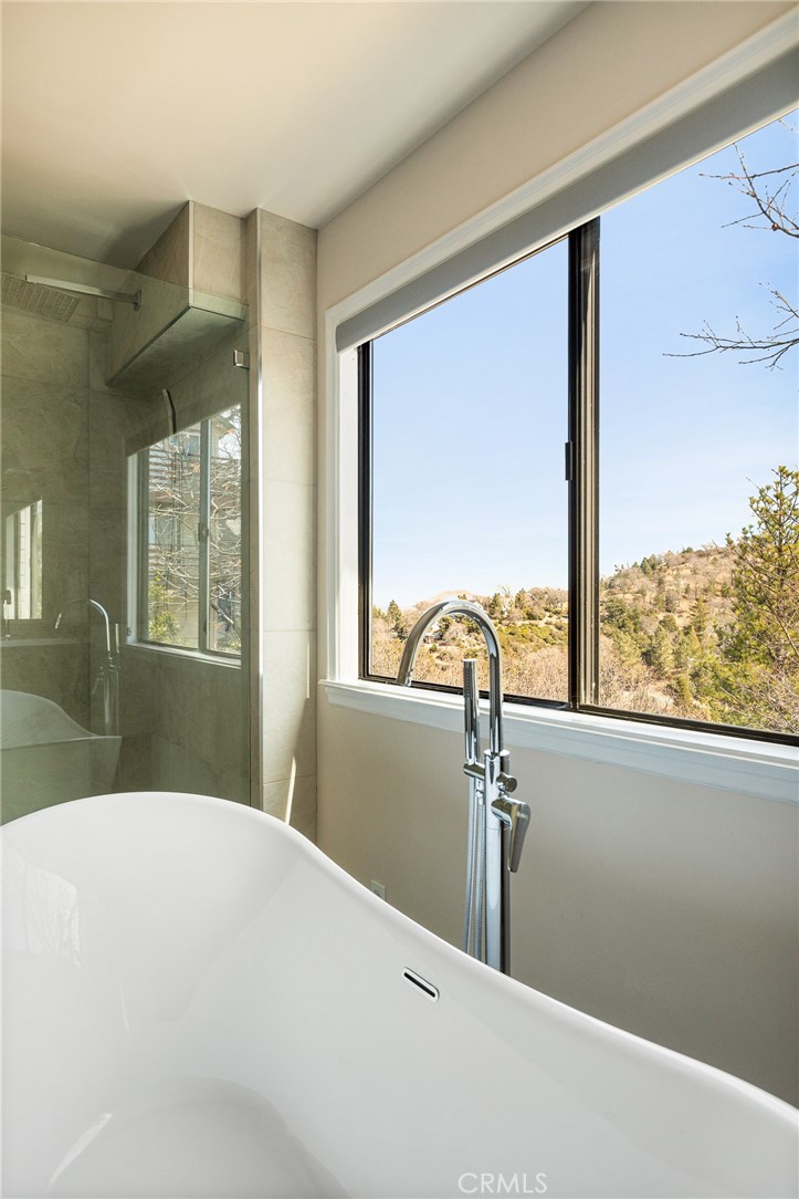 Lake Arrowhead, California, 92352, United States, 6 Bedrooms Bedrooms, ,5 BathroomsBathrooms,Residential,For Sale,1950962