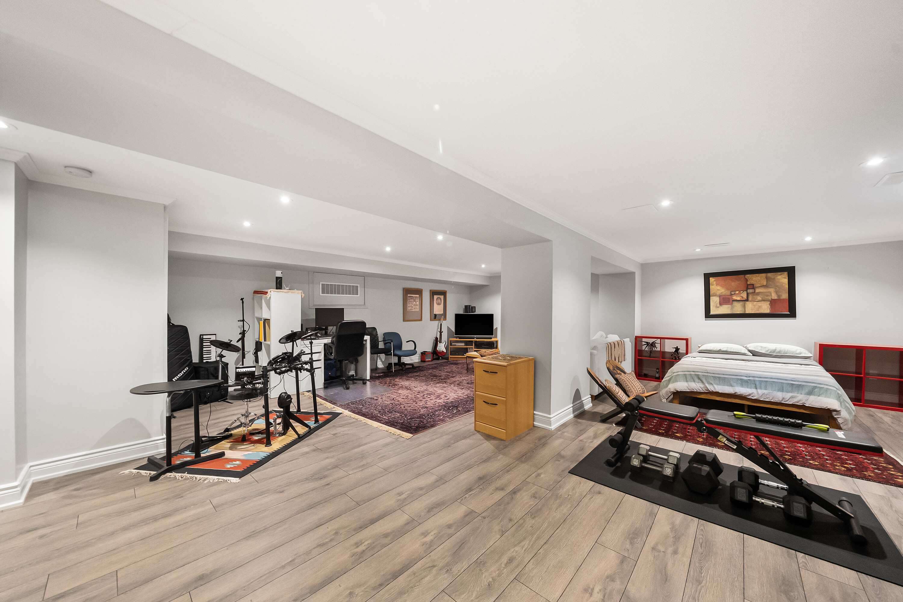  Beautiful Custom-Built Home - 物件實景