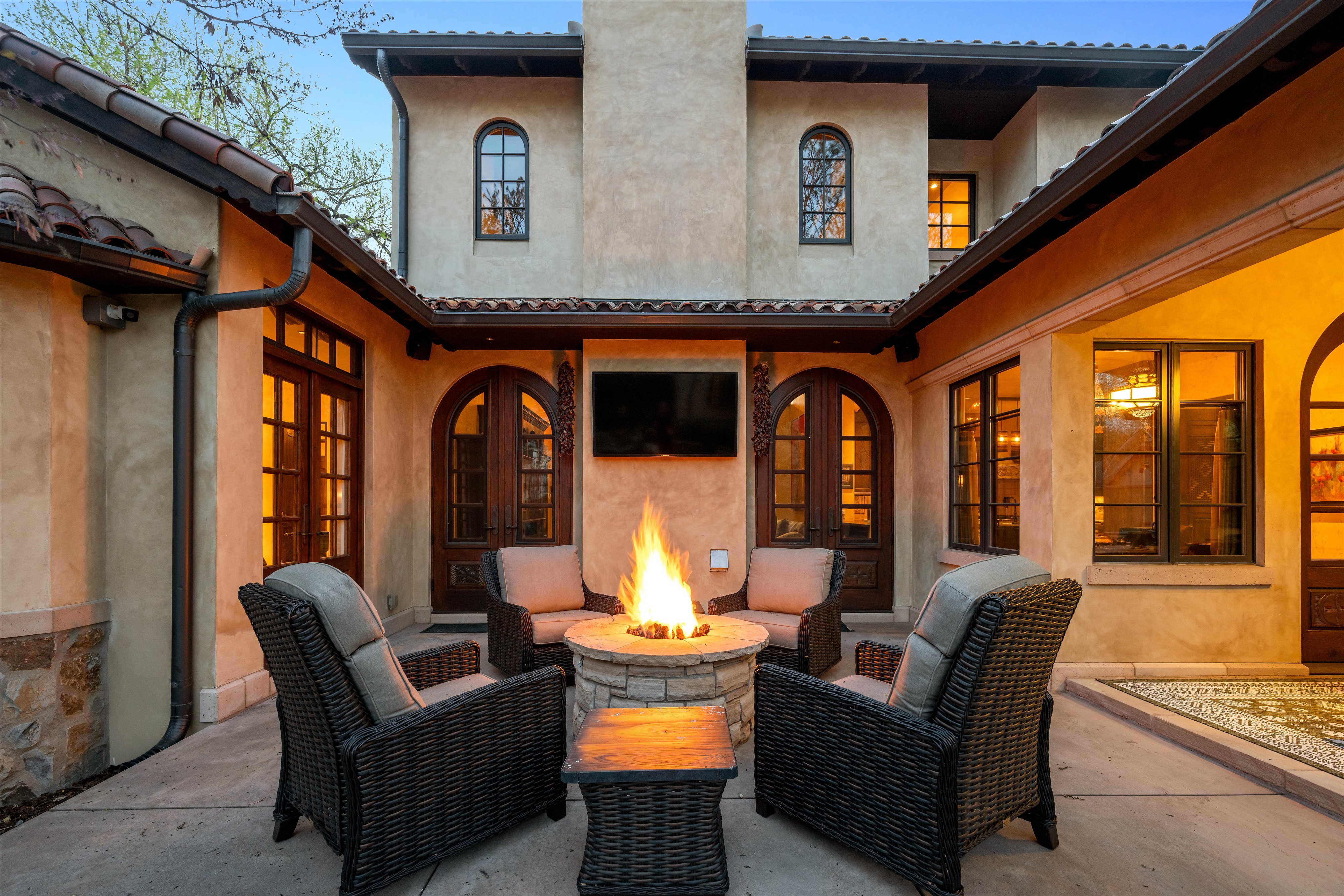  Rare Spanish Colonial Revival Home in One of Observatory Park - 物件實景