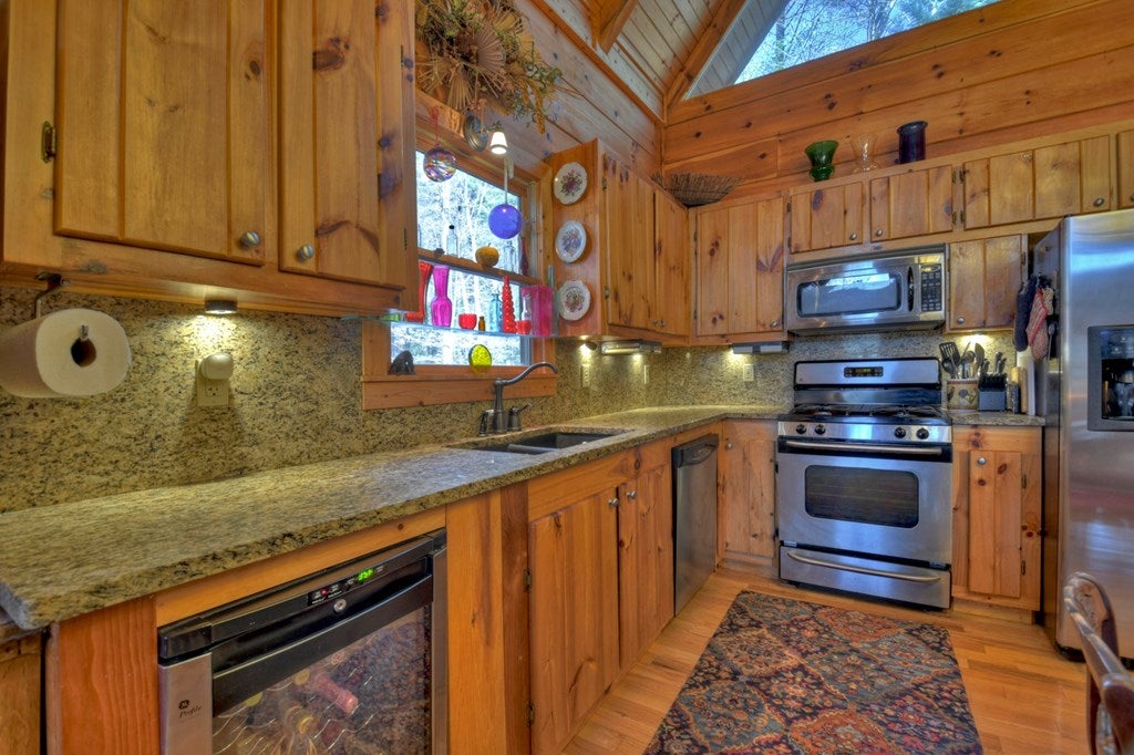 Blue Ridge, Georgia, 30513, United States, 5 Bedrooms Bedrooms, ,3 BathroomsBathrooms,Residential,For Sale,1858988