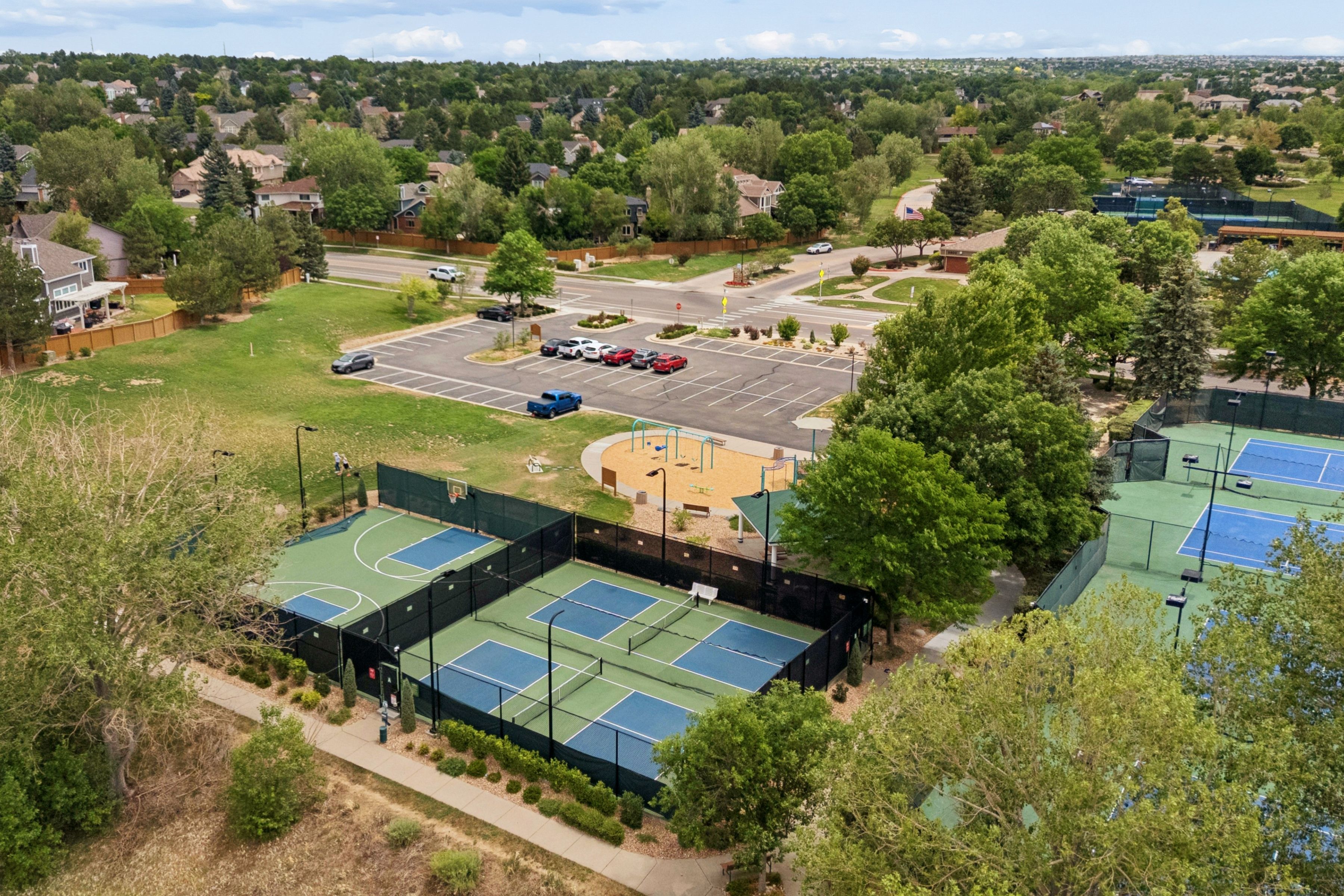  Nestled on a cul-de-sac in the sought-after Piney Creek neighborhood, - 物件實景