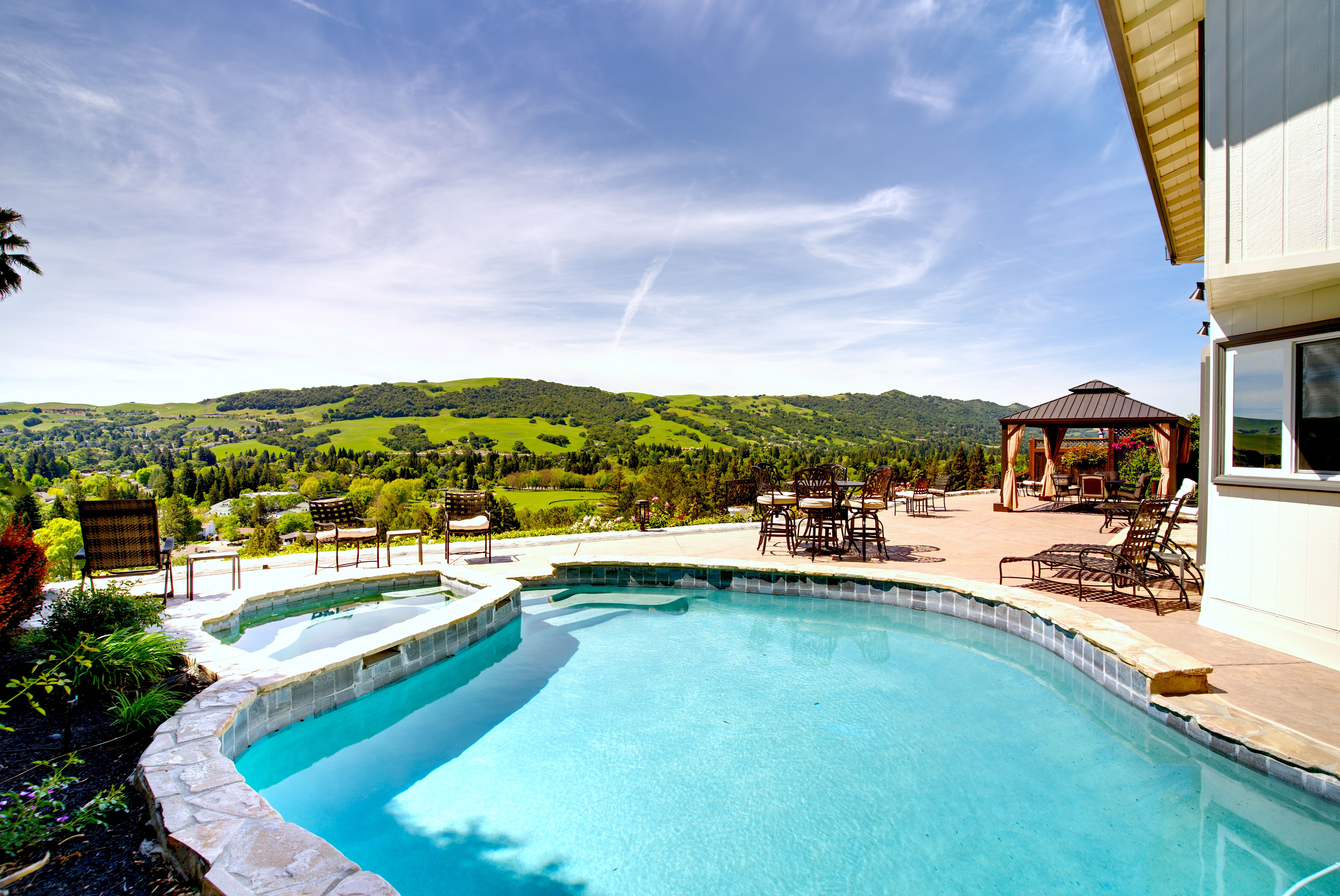  Million Dollar Views and Timeless Elegance in This Exceptional Residence - 物件實景