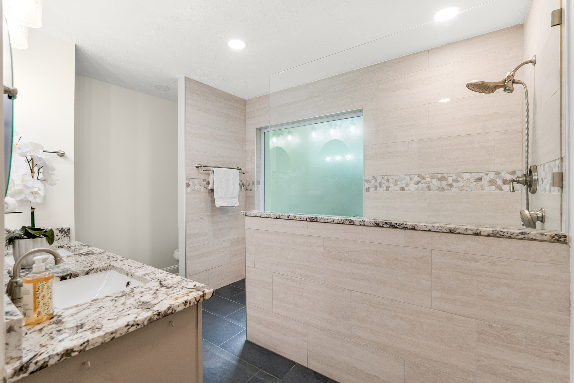  Exceptional Value in Mannings Ridge with Major Updates Throughout - 物件實景